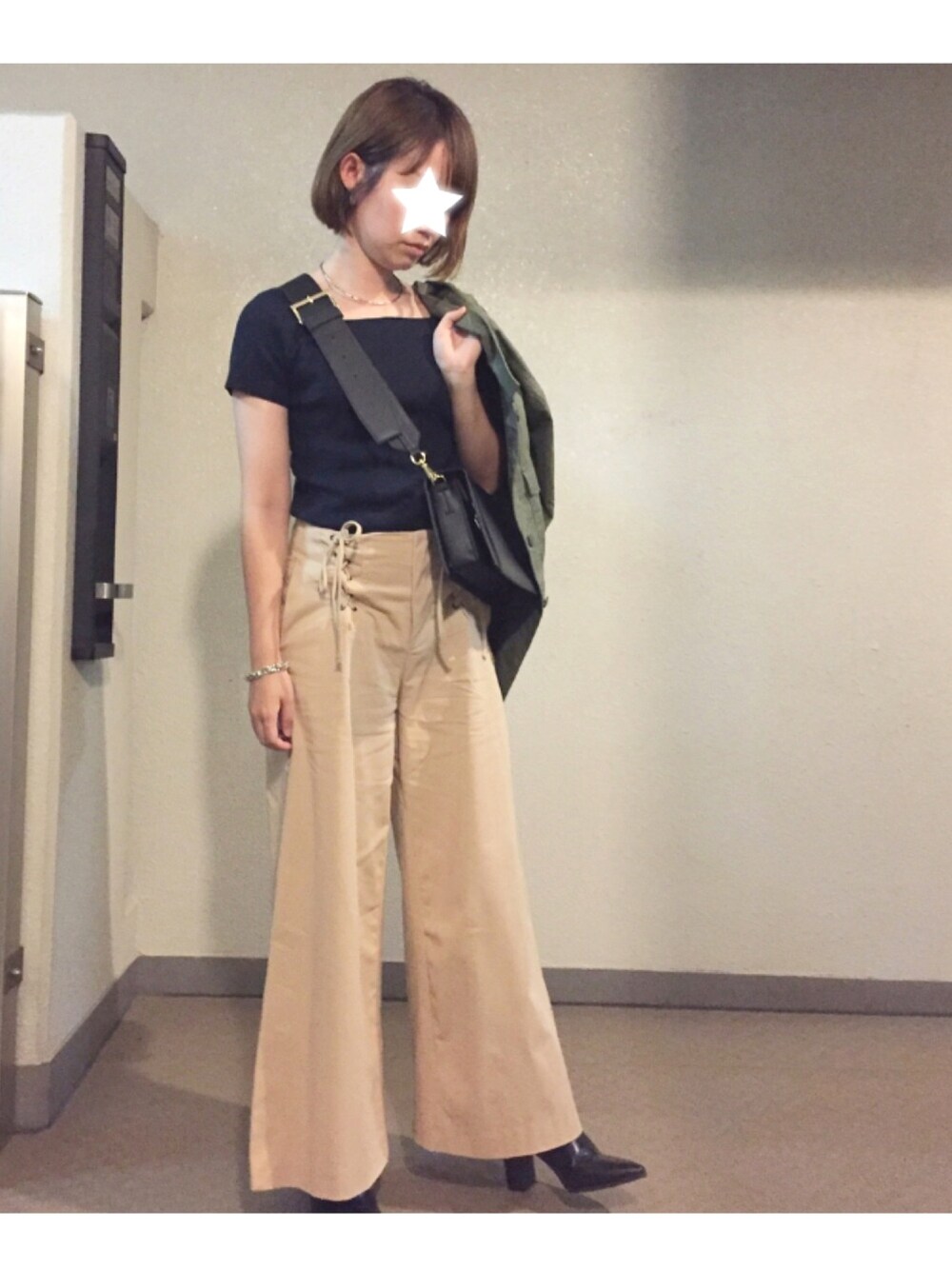 「プチプラコーデ、大人カジュアル、ユニクロ、GU、ZARA、レースアップ、ベージュ、ワイドパンツ、チョーカー、ショルダーバッグ」｜「CLANEの【CLANE】VARIOUS SERIES WALLET CRUTCH（ショルダーバッグ、ブラック系）」を使った、chihirooさん（レディース・151cm）の秋コーディネートの1枚目の写真