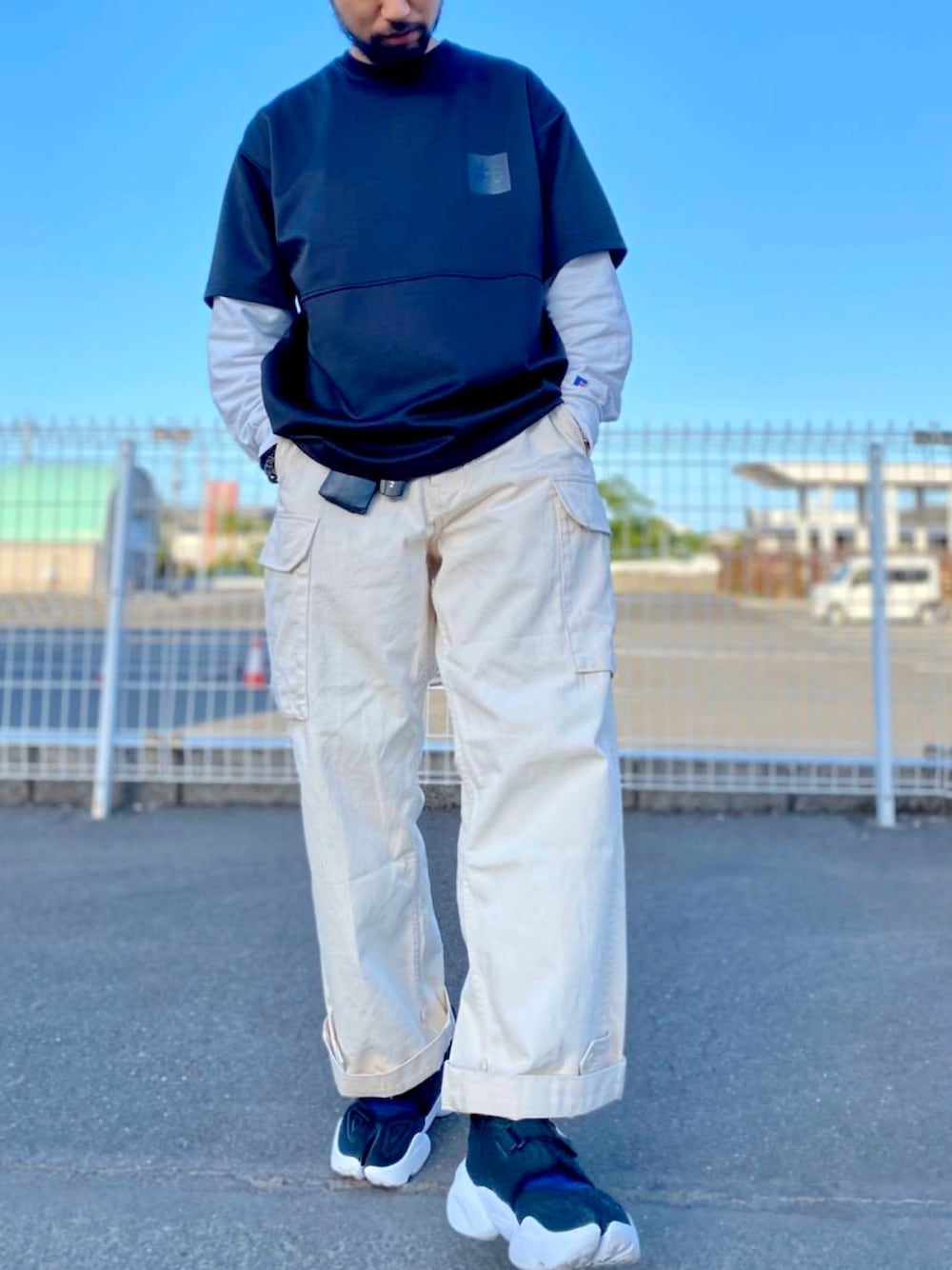 ブラック系のTシャツ/カットソー、ホワイト系のTシャツ/カットソー、ホワイト系のカーゴパンツを着用したメンズの春コーディネートの1枚目の写真