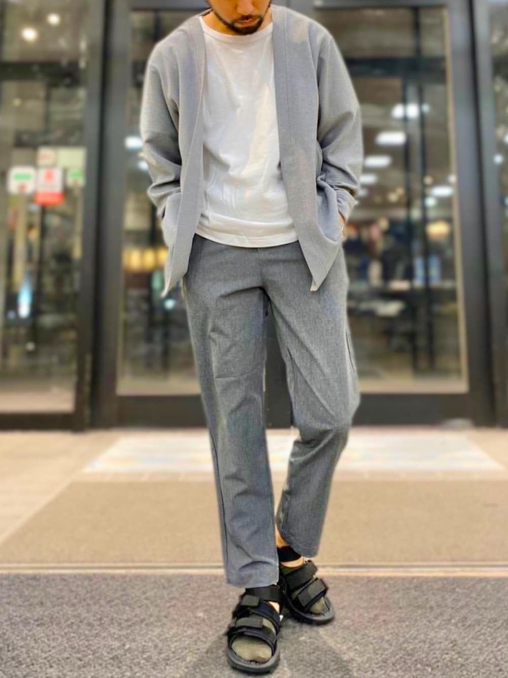 「シンプルコーデ、きれいめカジュアル、夏コーデ、Tシャツ、白Tシャツ、今日のコーデ、ワントーンコーデ、ライトオン(Right-on)」｜「PLUS ONEの【PLUS ONE】ボタンレスカーディガン（カーディガン/ボレロ、グレー系）」を使った、kjsaaanさん（メンズ・170cm）の夏コーディネートの1枚目の写真