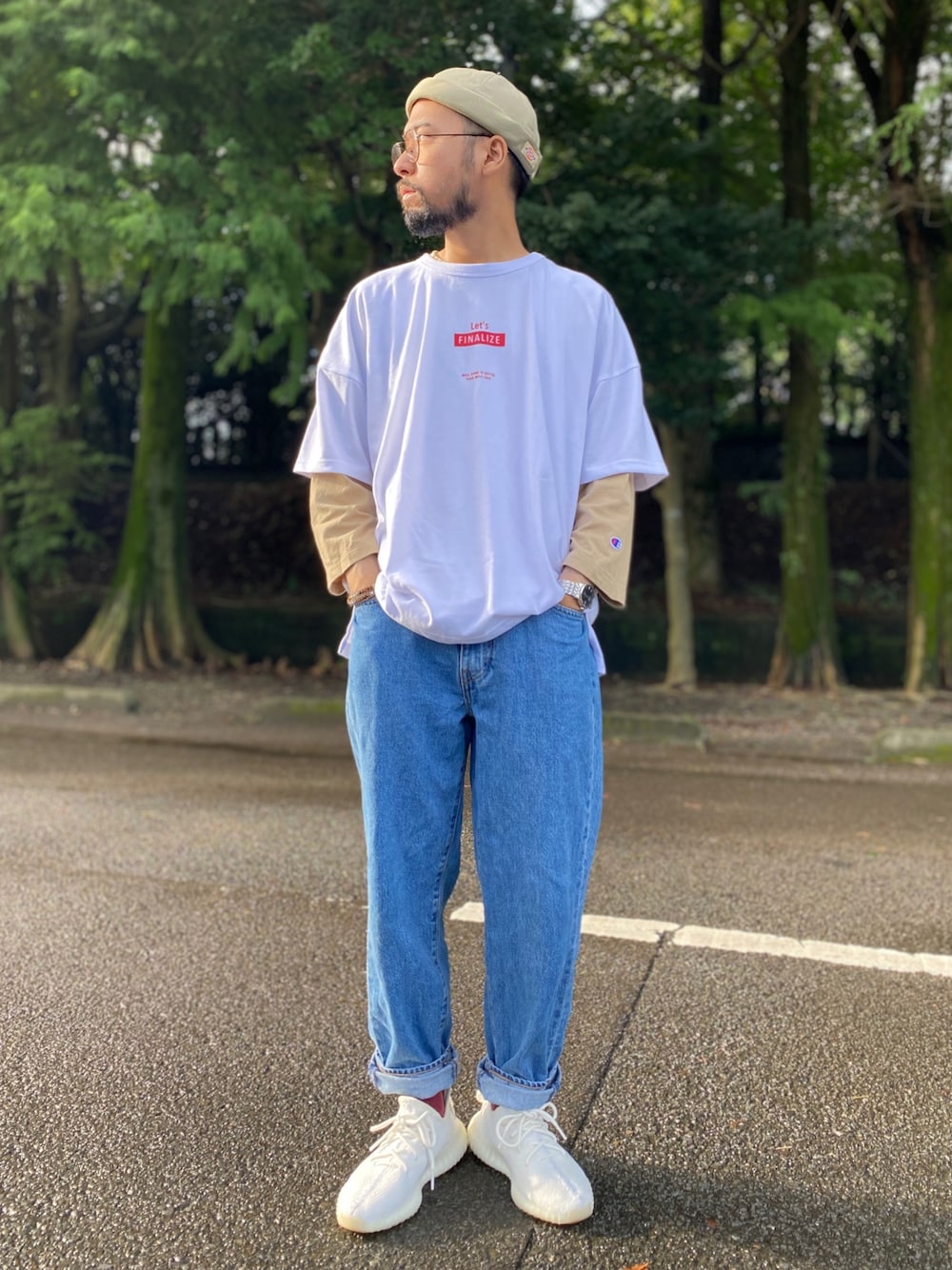 「シンプルコーデ、リラックススタイル、スニーカーコーデ、ストリート、ラクチンコーデ、ロゴT、ワイドデニム、白Tシャツ、Right-on」｜「Dickiesの【Dickies】ロールキャップ（キャップ、ブルー系）」を使った、kjsaaanさん（メンズ・170cm）の秋コーディネートの1枚目の写真