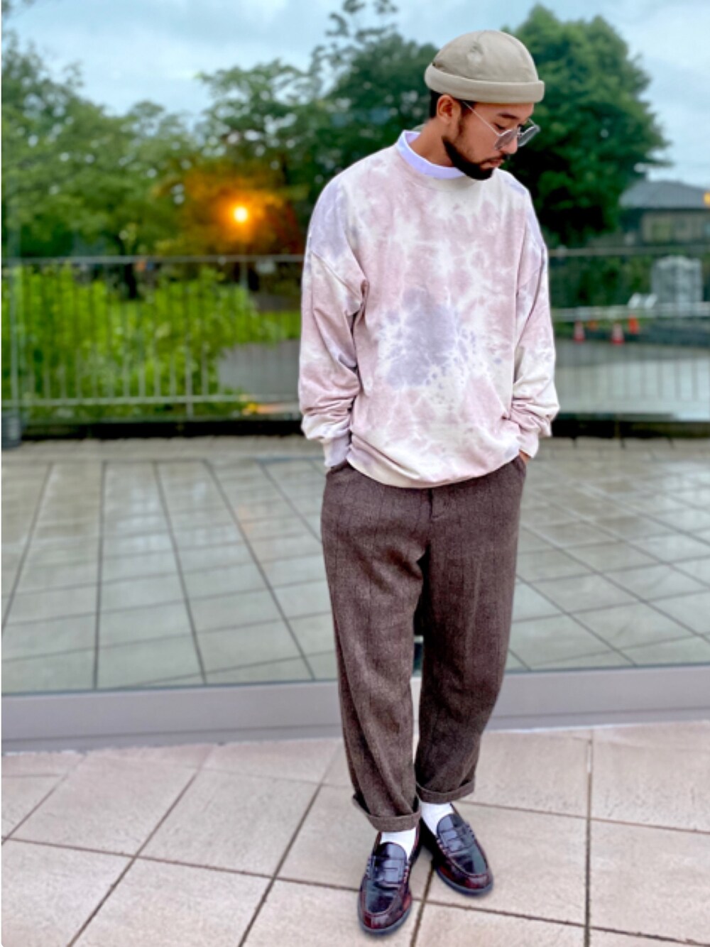 「秋のコーデ、ラフ、ローファー、タイダイ柄、モックネック、シンプルコーデ、ブラウン、Right-on、ライトオン」｜「Dickiesの【Dickies】ロールキャップ（キャップ、ブルー系）」を使った、kjsaaanさん（メンズ・170cm）の秋コーディネートの1枚目の写真