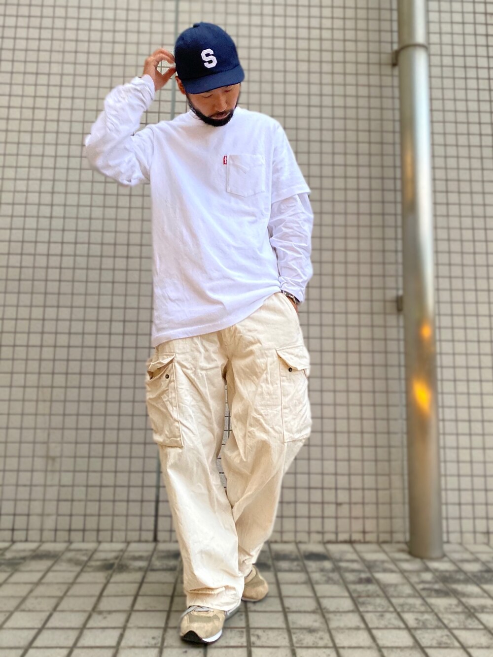 「秋のコーデ、ワイドパンツ、白Tシャツ、ミリタリー、シンプルコーデ、ホワイト、Right-on、ライトオン」｜「RAG MACHINEの【RAG MACHINE】ワッペンロゴキャップ（キャップ、ブルー系）」を使った、kjsaaanさん（メンズ・170cm）の秋コーディネートの1枚目の写真