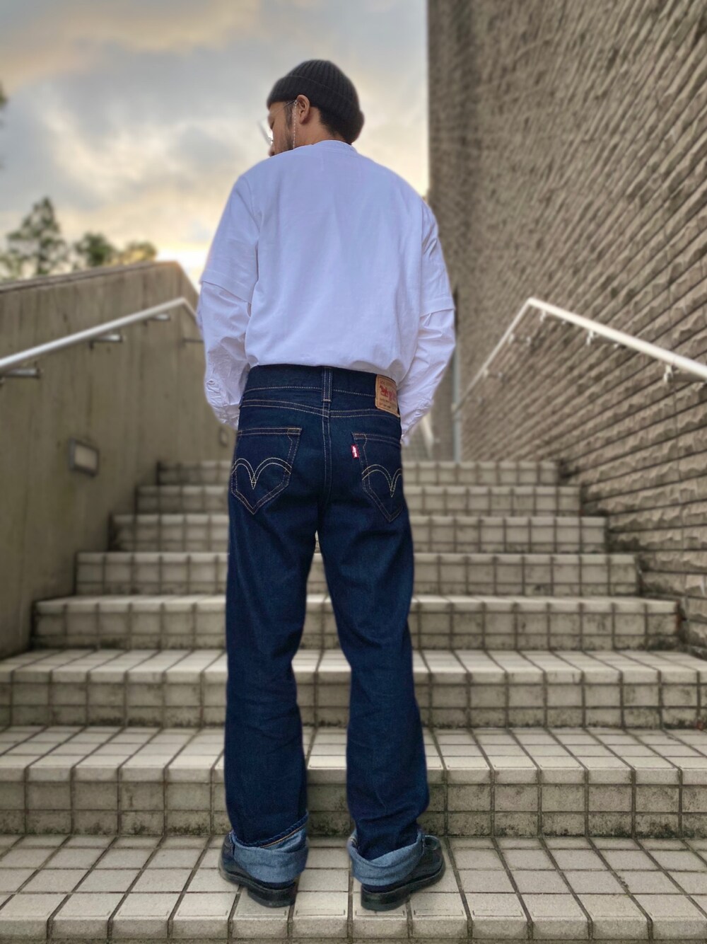 ブルー系のデニムパンツ、ホワイト系のTシャツ/カットソー、ホワイト系のシャツ/ブラウスを着用したメンズの秋コーディネートの1枚目の写真