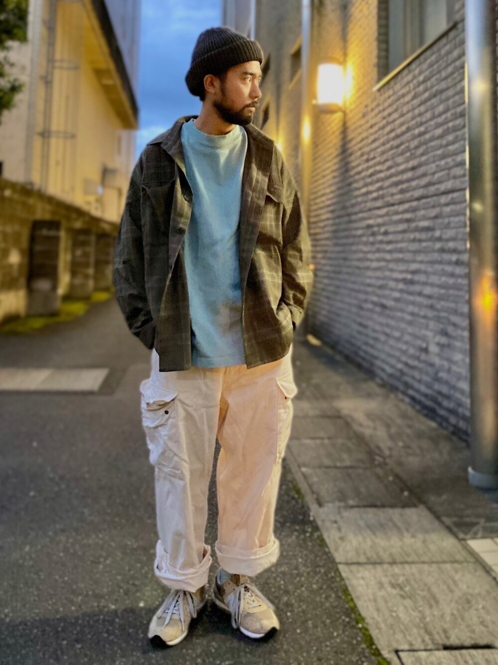 「秋のコーデ、お洒落さんとつながりたい、シンプル、カジュアルコーデ、秋服準備はじめました、ワイドパンツ、くすみカラー、Right-on、ライトオン、スニーカー」｜「Right-onのUSコットンショートワッチ（ニットキャップ/ビーニー、ブラウン系）」を使った、kjsaaanさん（メンズ・170cm）の秋コーディネートの1枚目の写真