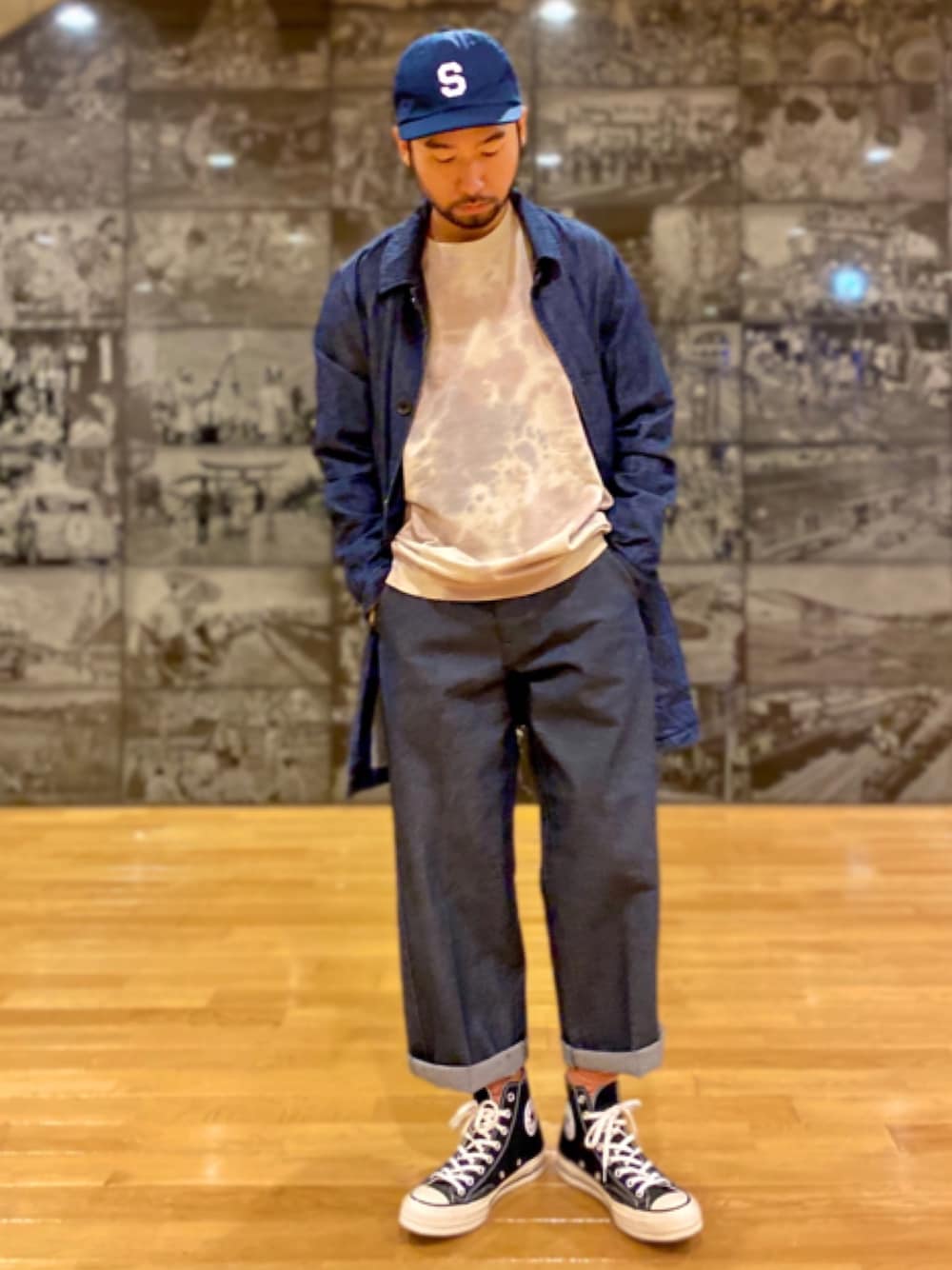 「秋のマイ旬スタイル、大人カジュアル、シンプルコーデ、カジュアルコーデ、ワントーンコーデ、スウェット、ワイドパンツ、タイダイ柄、Right-on、ライトオン」｜「RAG MACHINEの【RAG MACHINE】ワッペンロゴキャップ（キャップ、ブルー系）」を使った、kjsaaanさん（メンズ・170cm）の秋コーディネートの1枚目の写真