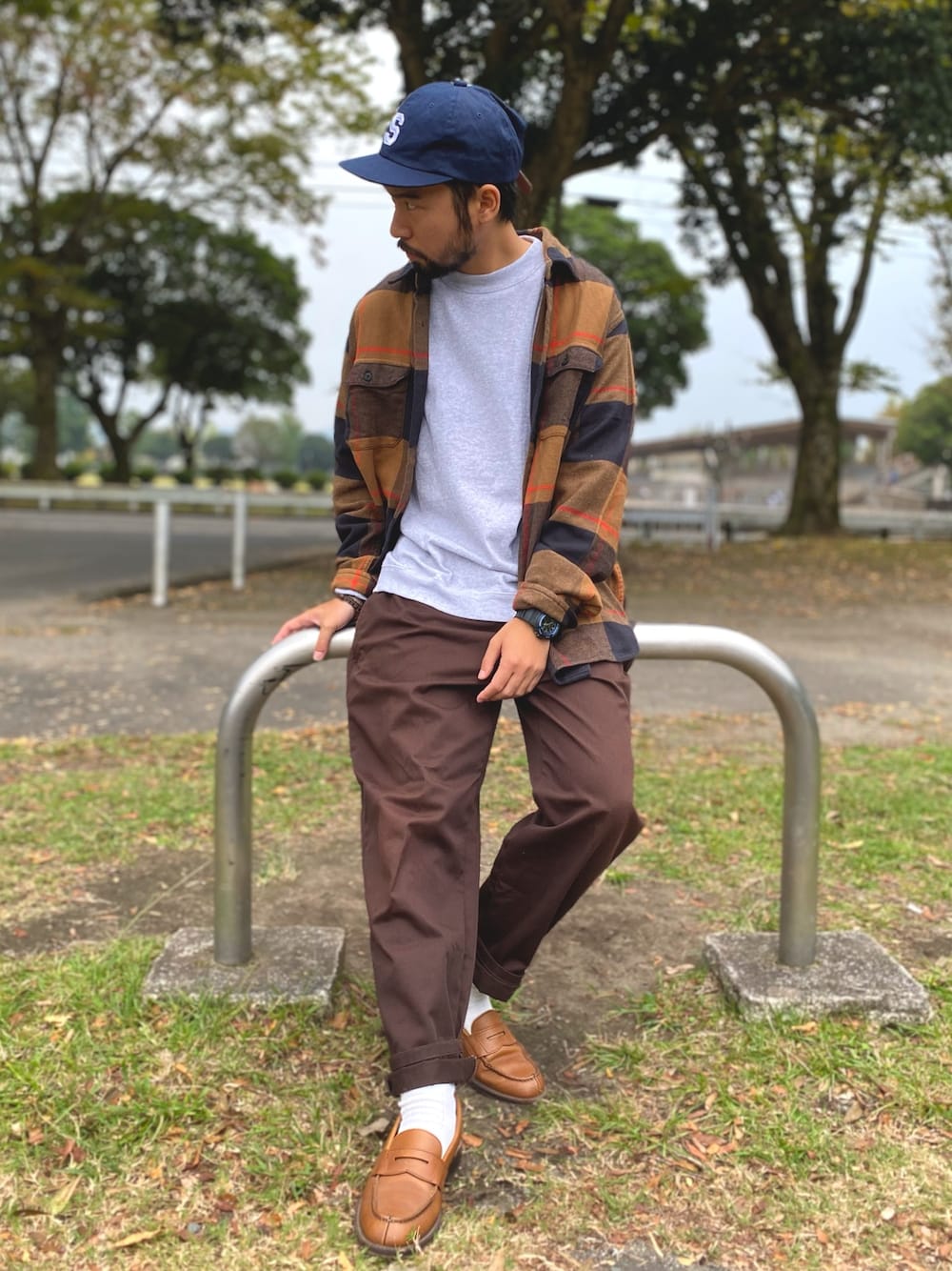「秋服、シンプルコーデ、カジュアルコーデ、ゆるコーデ、秋、ネルシャツ、Right-on、ライトオン、ブラウンコーデ」｜「RAG MACHINEの【RAG MACHINE】ワッペンロゴキャップ（キャップ、ブルー系）」を使った、kjsaaanさん（メンズ・170cm）の秋コーディネートの1枚目の写真