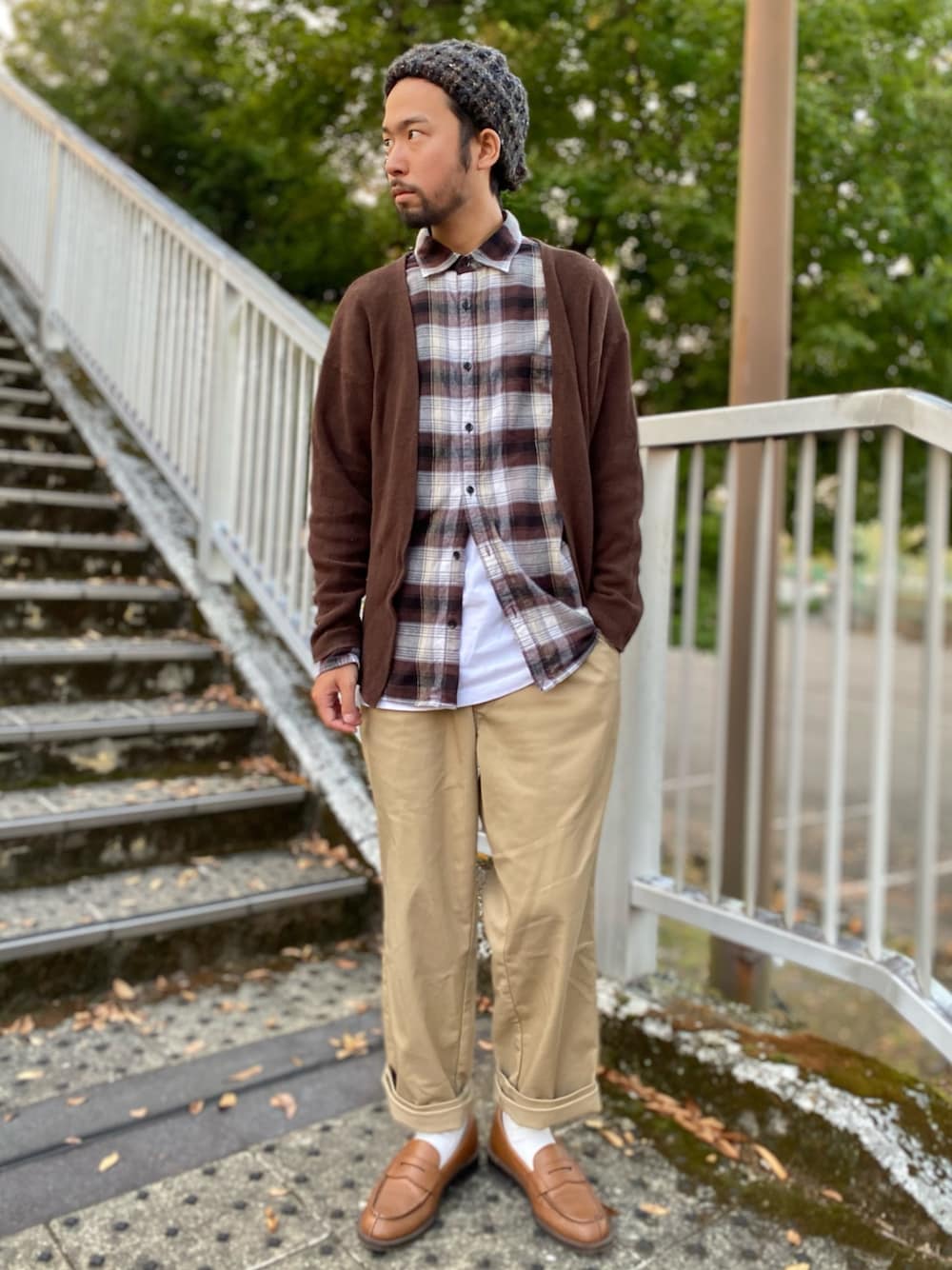ブラウン系のシャツ/ブラウス、ブラウン系のカーディガン/ボレロ、ホワイト系のTシャツ/カットソーを着用したメンズの秋コーディネートの1枚目の写真