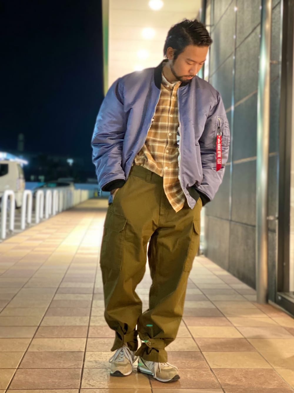 ベージュ系のシャツ/ブラウス、グレー系のMA-1、ホワイト系のカーゴパンツを着用したメンズの冬コーディネートの1枚目の写真