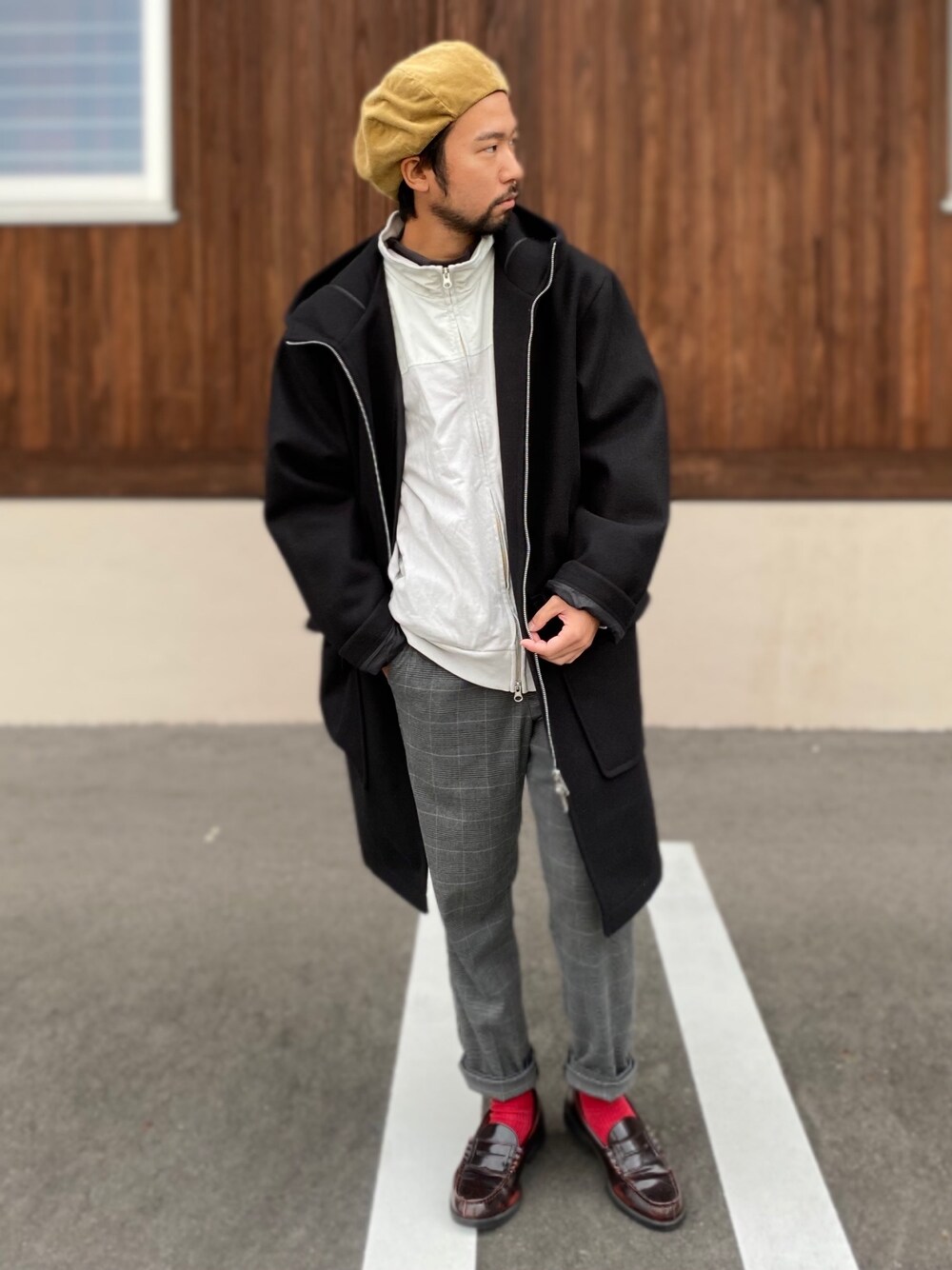 ホワイト系のTシャツ/カットソー、グレー系のブルゾン、ブラック系のその他アウターを着用したメンズの冬コーディネートの1枚目の写真