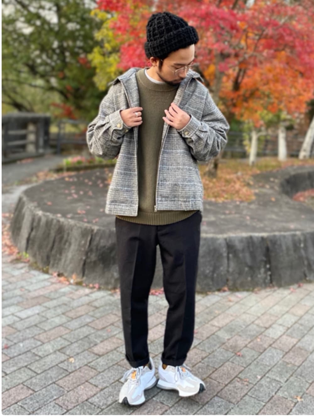 「めがね、ニット帽、年末WEAR感謝祭、ニューバランス、327、ニューバランス327、イージーパンツ、ニット、Right-on、チェック柄」｜「JINSの【JINS CLASSIC -Metal-】メタル（メガネ、ゴールド系）」を使った、kjsaaanさん（メンズ・170cm）の冬コーディネートの1枚目の写真