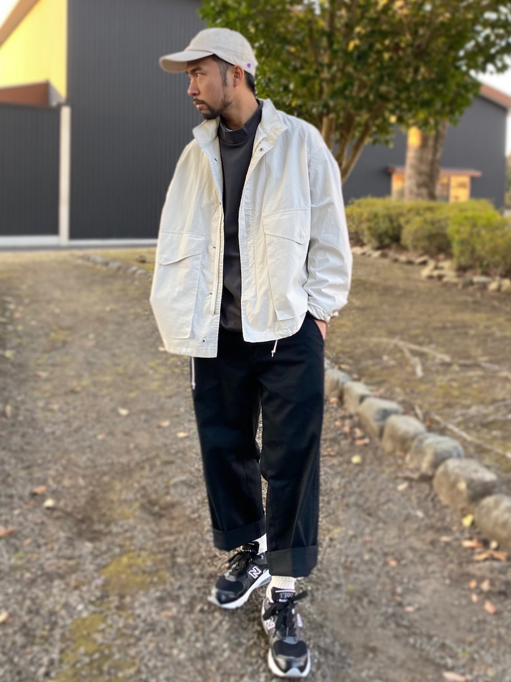 「私の推しブランド、カジュアルコーデ、春コーデ、モノトーンコーデ、ホワイト、Right-on、ライトオン、1700、New Balance」｜「Championの【Champion】1Point ローキャップ(181-019A/181-0159/181-021A/181-0179)(EL)（キャップ、ベージュ系）」を使った、kjsaaanさん（メンズ・170cm）の冬コーディネートの1枚目の写真