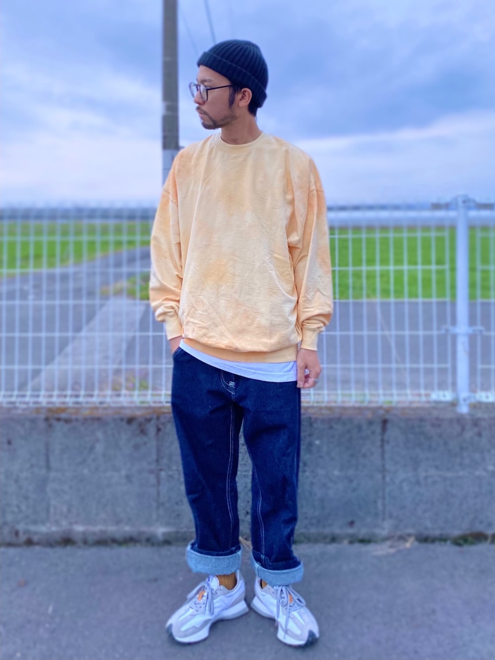 「シンプル、オーバーサイズ、アメカジ、ストリートコーデ、メガネ男子、Levi's、327、ニューバランス、Right-on、ライトオン」｜「Championの【Champion】コットンワッチキャップ （ニットキャップ/ビーニー、ブラック系）」を使った、kjsaaanさん（メンズ・170cm）の春コーディネートの1枚目の写真