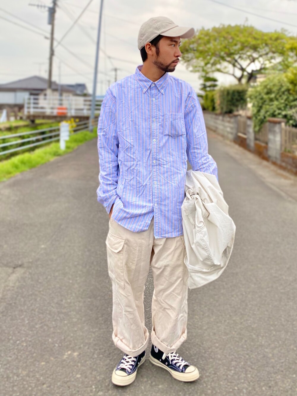 「ホワイトコーデ、ホワイトパンツ、カーゴパンツ、ストライプシャツ、キャップ、チャックテイラー、ゆるコーデ、シャツスタイル、スニーカー、Right-on」｜「Championの【Champion】マッシュキャップ（キャップ、ベージュ系）」を使った、kjsaaanさん（メンズ・170cm）の春コーディネートの1枚目の写真