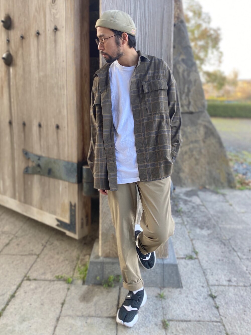 「スニーカーコーデ、シンプル、ワントーンコーデ、チェックシャツ、シンプルコーデ、ライトオン、Right-on、ヘインズTシャツ、ナイキ、カラーサングラス」｜「Dickiesの【Dickies】ロールキャップ（キャップ、ブルー系）」を使った、kjsaaanさん（メンズ・170cm）の春コーディネートの1枚目の写真