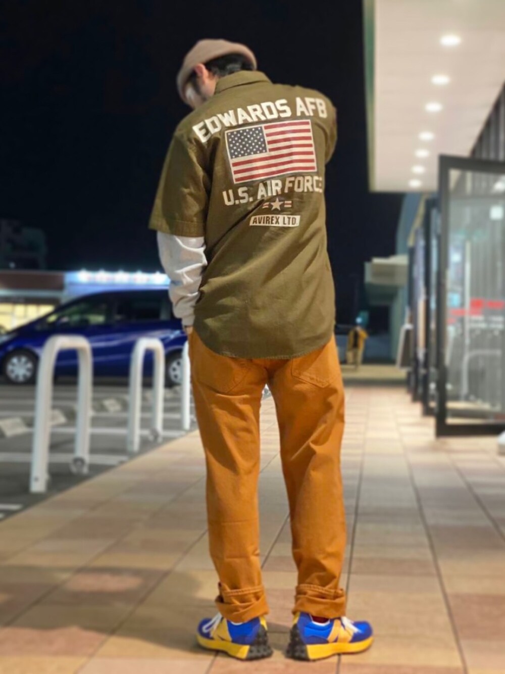 ブラウン系のシャツ/ブラウス、ブラウン系のその他パンツ、ブルー系のスニーカーを着用したメンズの春コーディネートの1枚目の写真