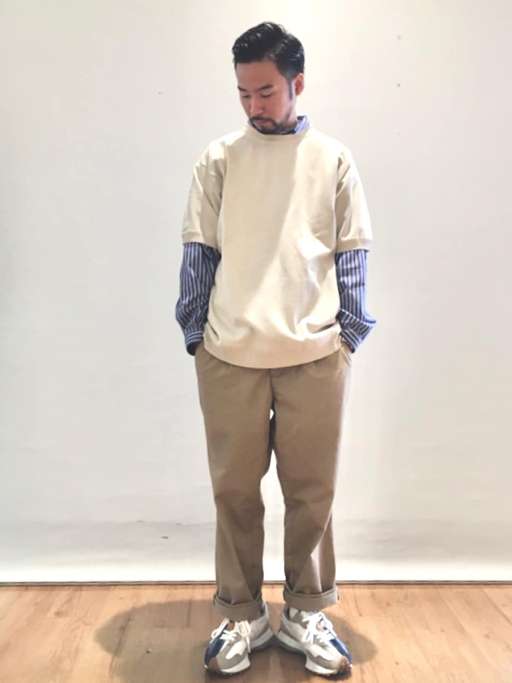 ホワイト系のTシャツ/カットソー、ブルー系のシャツ/ブラウス、ベージュ系のカーゴパンツを着用したメンズの夏コーディネートの1枚目の写真