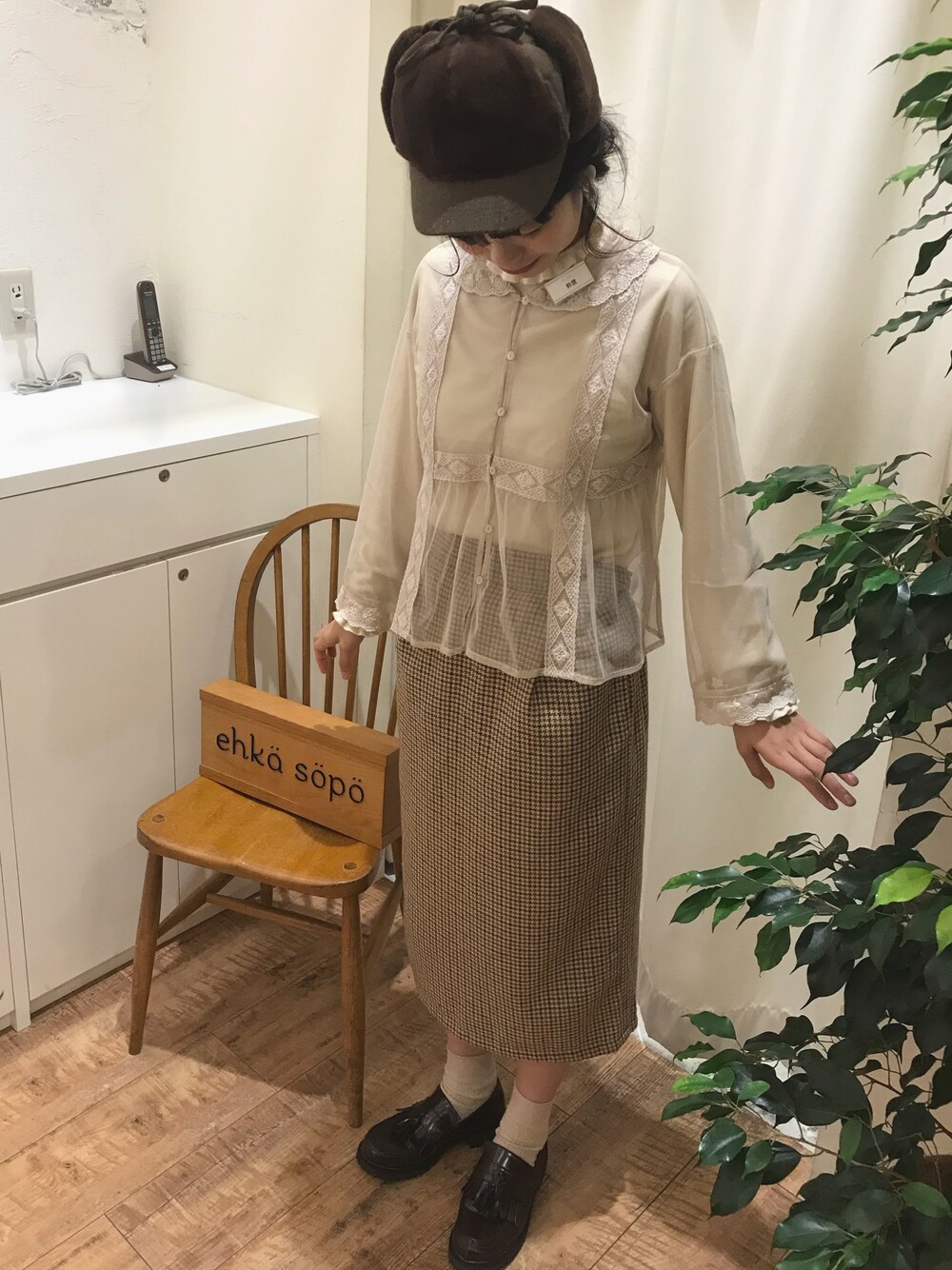 「秋コーデ、大人ガーリー、ベージュコーデ、冬コーデ、ニット、フライトキャップ、タイトスカート、ehka sopo、Samansa Mos2、エヘカソポ」｜「ehka sopoのファーフラップキャップ（キャップ、ブラウン系）」を使った、すずおきさん（レディース・161cm）の秋コーディネートの1枚目の写真