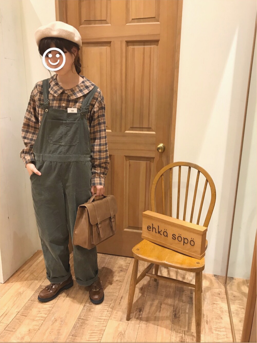 「ehka sopo、Samansa Mos2、カジュアル、冬コーデ、秋冬コーデ、サロペット、コーデュロイ、チェックシャツ、ベレー帽」｜「ehka sopoのコーデュロイ・デニムサロペット（オールインワン・サロペット、グリーン系）」を使った、すずおきさん（レディース・161cm）の冬コーディネートの1枚目の写真