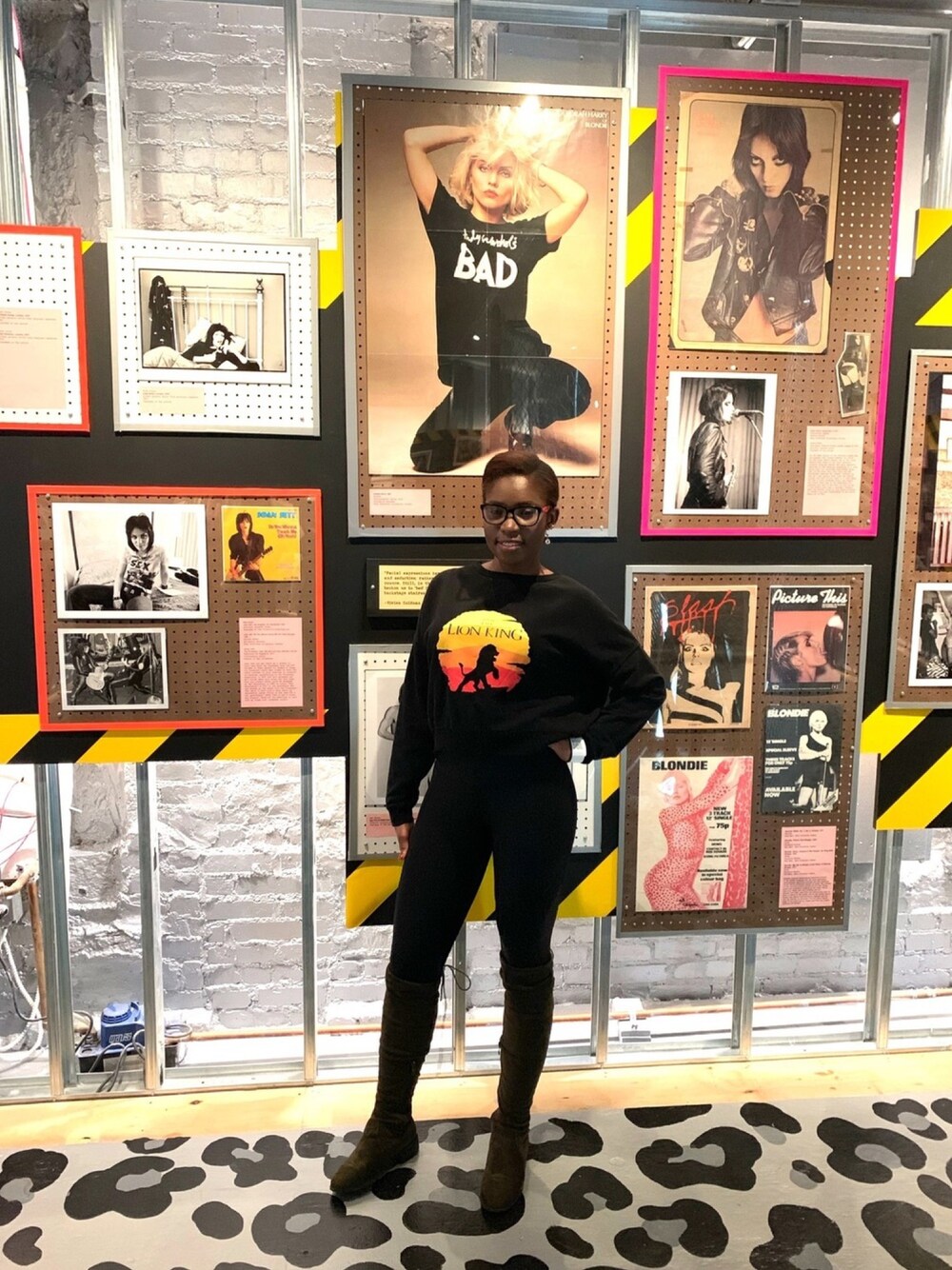「girl、sporty、baby、VINTAGE、90’s、statementtee、graphictee、disney、museumofsex、black」｜「Disneyのアイテム（シャツ/ブラウス、ブラック系）」を使った、Nma Phinora Schmidt さん（レディース・168cm）の春コーディネートの1枚目の写真