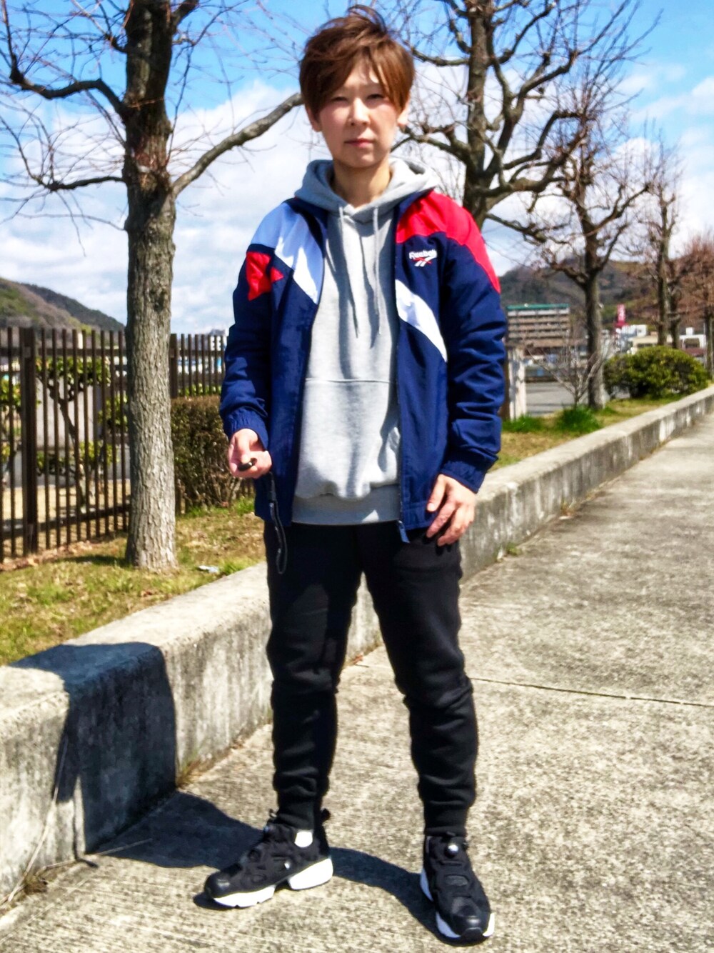 「スポーツミックス、春コーデ、リーボック(Reebok)、インスタポンプフューリー、トラックジャケット」｜「NANO universeの【WEB限定商品】ビッグシルエットスウェットパーカー（パーカー、グレー系）」を使った、Tommyさん（レディース・160cm）の春コーディネートの1枚目の写真