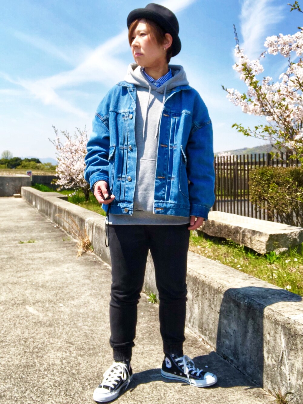 「春コーデ、ビッグシルエット、デニムジャケット、パーカー、ストライプシャツ、コンバース、平成最後のWEARISTAセンバツ」｜「Basiquentiのアイテム（ハット、ブラック系）」を使った、Tommyさん（レディース・160cm）の春コーディネートの1枚目の写真
