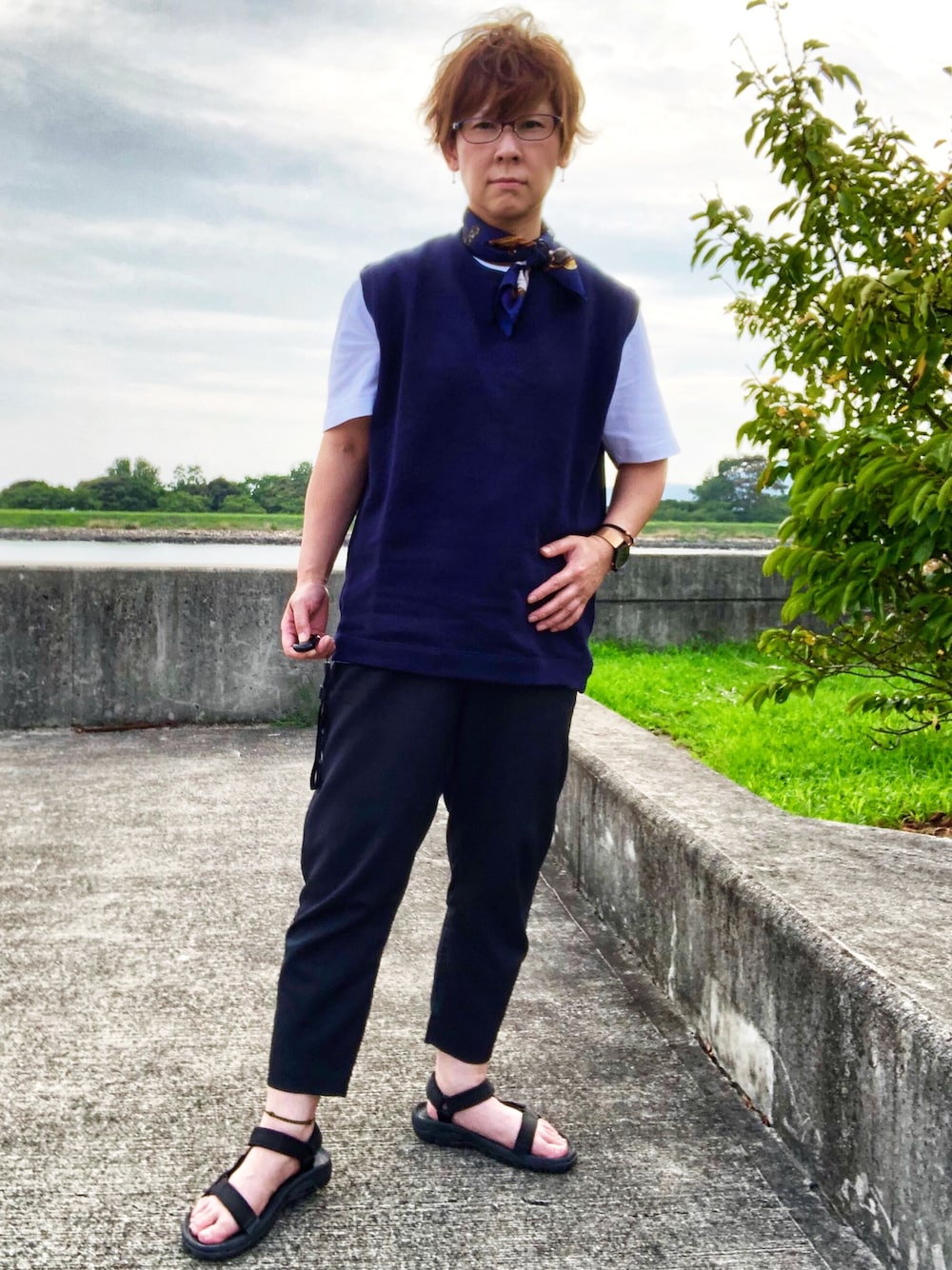 「夏コーデ、ベスト、フレンチカジュアル、フレンチスタイル、ネイビー、アンクルパンツ、アンクル丈パンツ、スポーツサンダル、テバ、teva」｜「SMELLYのブーツプリントスカーフ（バンダナ/スカーフ、ブルー系）」を使った、Tommyさん（レディース・160cm）の夏コーディネートの1枚目の写真