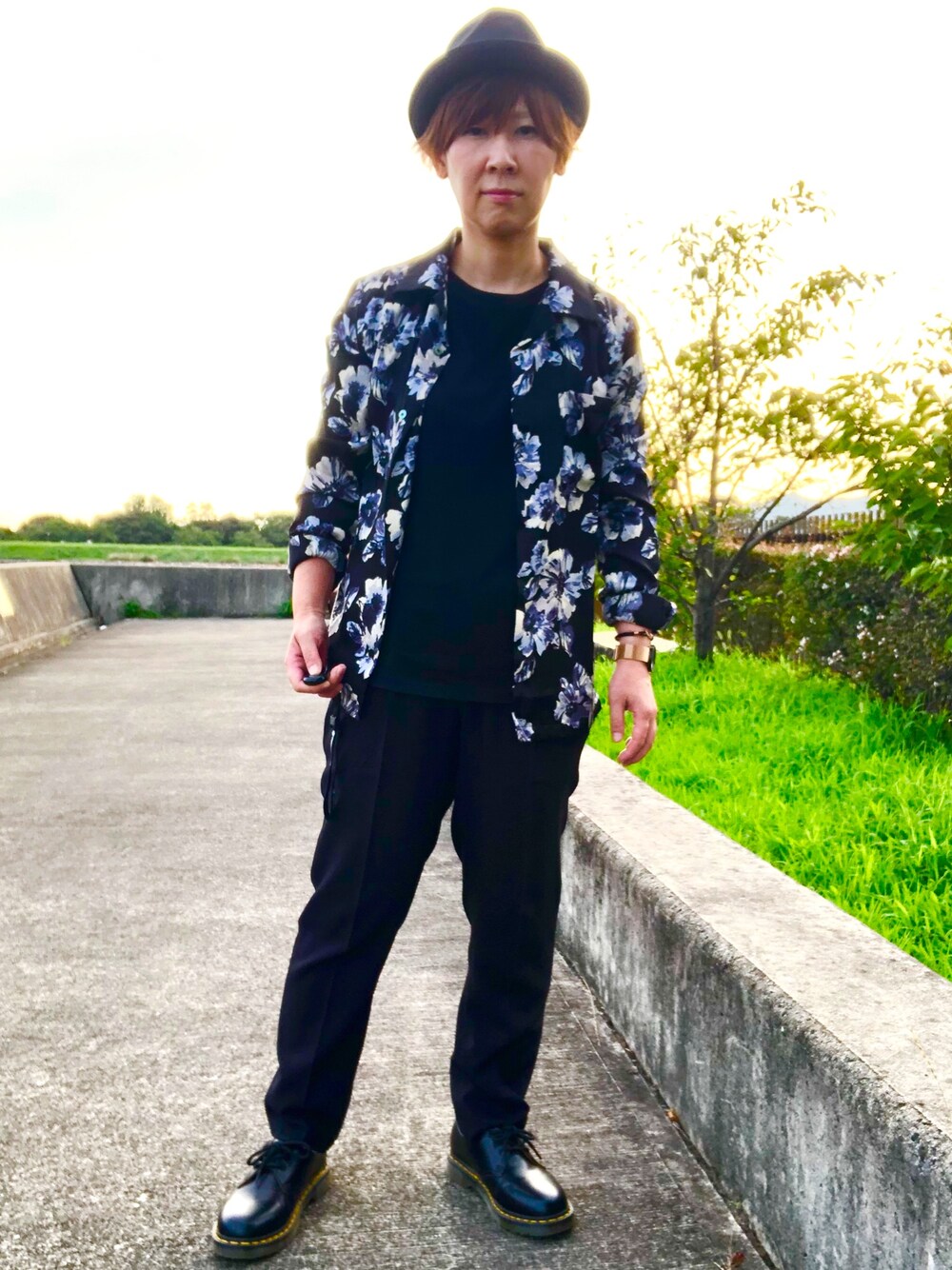 「花柄、花柄シャツ、オープンカラーシャツ、ブラック、ブラックコーデ」｜「Basiquentiのアイテム（ハット、ブラック系）」を使った、Tommyさん（レディース・160cm）の秋コーディネートの1枚目の写真