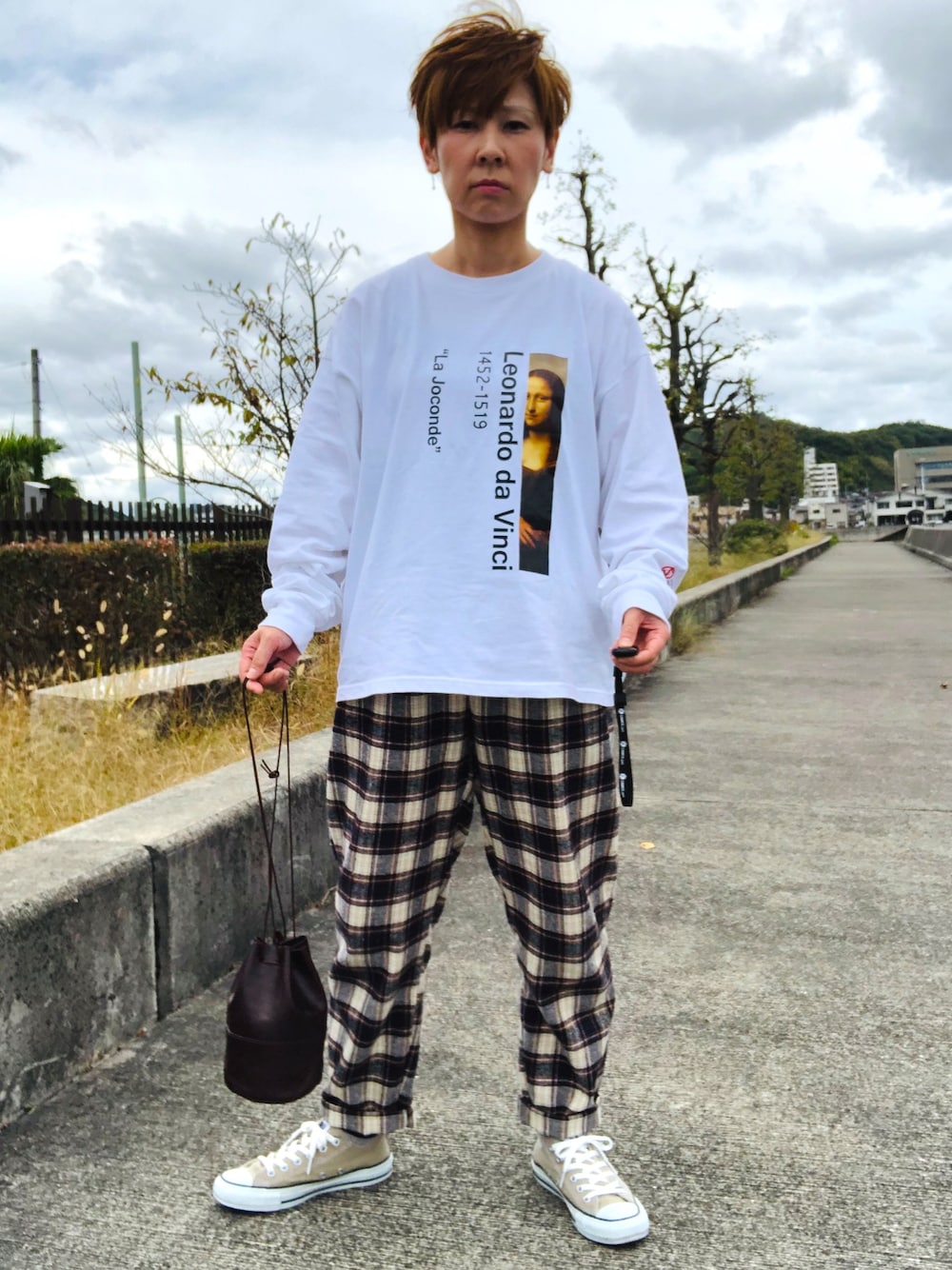 「秋のコーデ、秋コーデ、アートTシャツ、ベージュ、チェック、コンバース、シェフパンツ」｜「MONKEY TIMEの＜monkey time＞ ART PRINT LSL TEE/Tシャツ（Tシャツ/カットソー、ホワイト系）」を使った、Tommyさん（レディース・160cm）の秋コーディネートの1枚目の写真