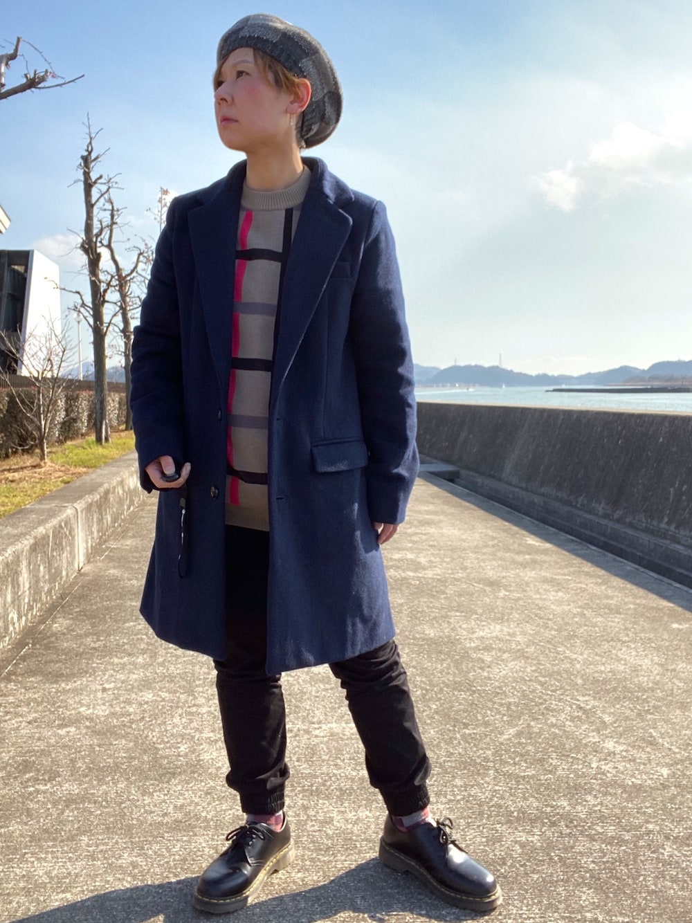 「冬コーデ、キレイめ、チェスターコート、ネイビー、ニット、ニット帽、ジョガーパンツ、ブラック、ドクターマーチン」｜「unrelaxingのメルトンウール　チェスターコート UR-17（チェスターコート、ブルー系）」を使った、Tommyさん（レディース・160cm）の冬コーディネートの1枚目の写真