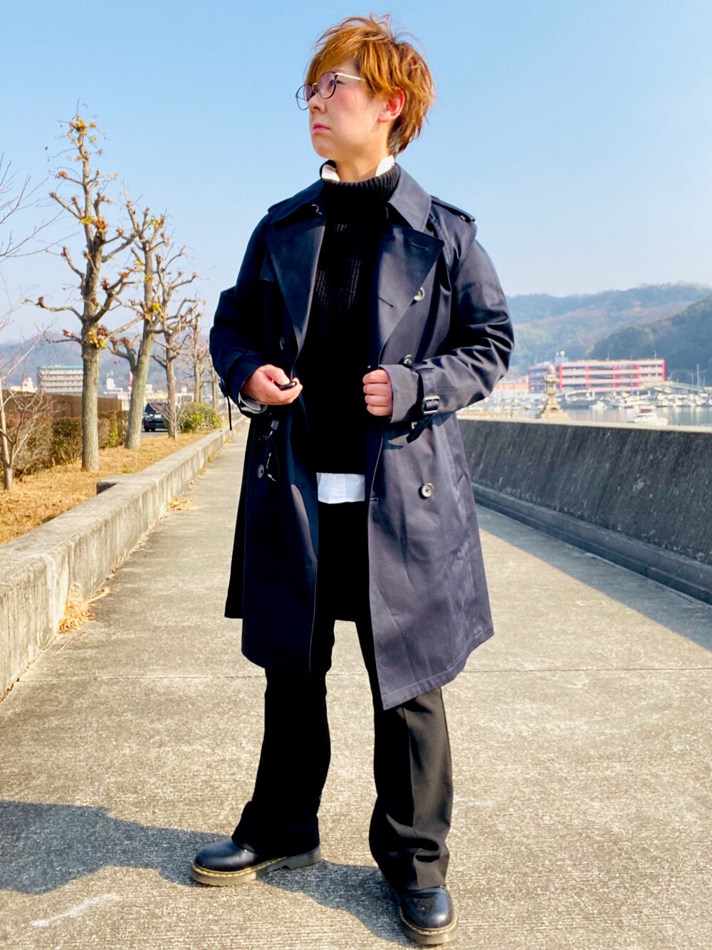 「年末WEAR感謝祭、冬コーデ、冬、トレンチコート、ネイビー、ブラック、フレアパンツ、ドクターマーチン、ドクターマーチン3ホール」｜「UNITED TOKYOのハイカウントギャバジンボンディングトレンチ（トレンチコート、ブルー系）」を使った、Tommyさん（レディース・160cm）の冬コーディネートの1枚目の写真