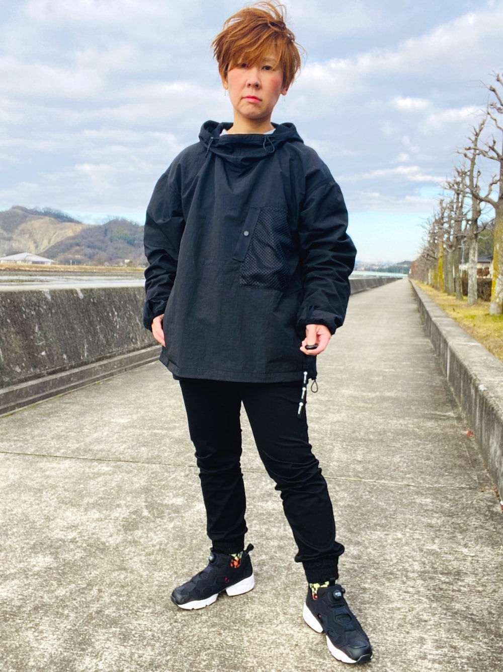 「冬コーデ、スポーツミックス、ブラック、ブラックコーデ、アノラックパーカー、ポンプフューリー」｜「MONKEY TIMEの＜monkey time＞ WASHER NYLON PULL OVER ANORAK/アノラック（ブルゾン、ブラック系）」を使った、Tommyさん（レディース・160cm）の冬コーディネートの1枚目の写真