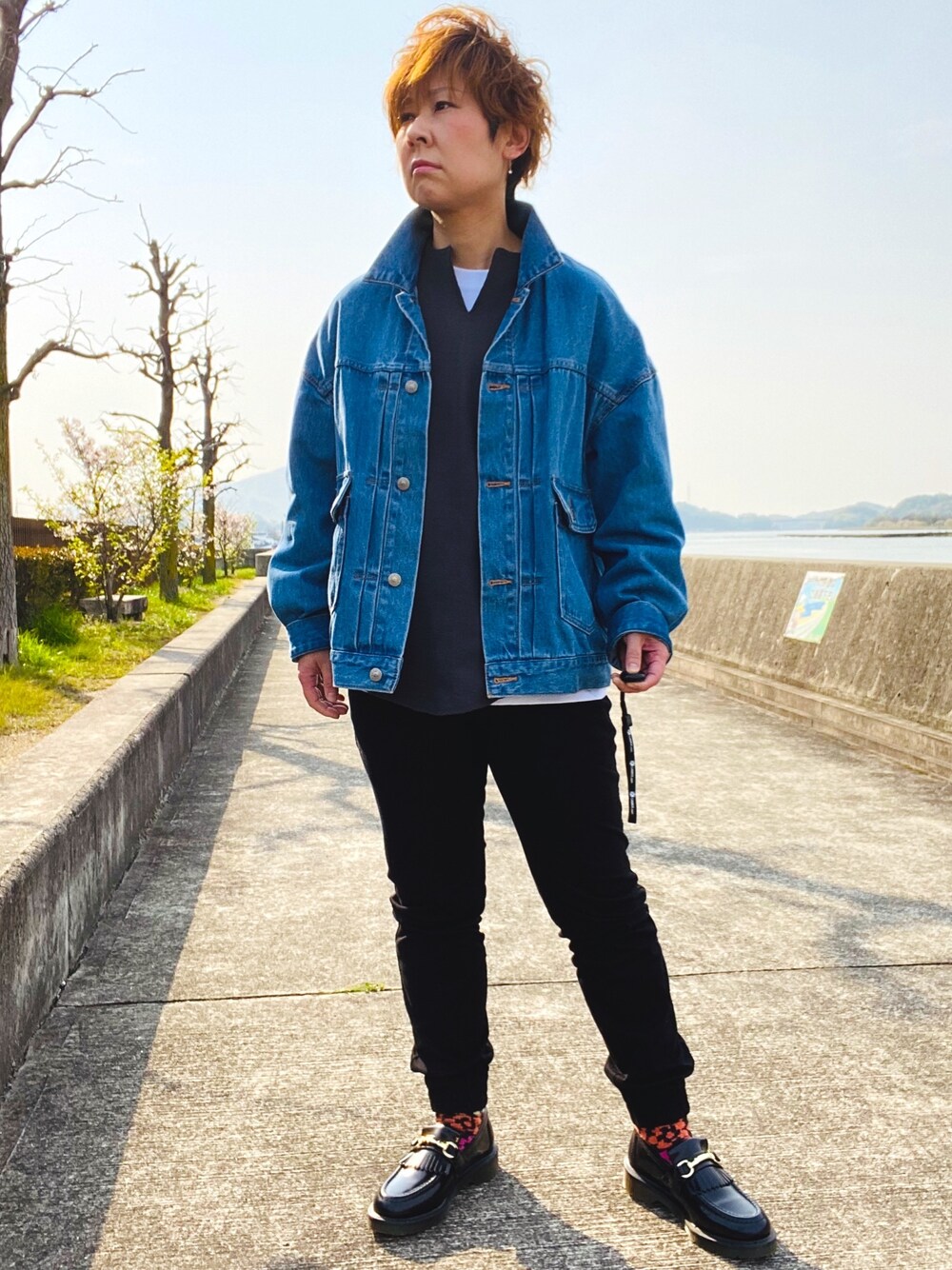 「春コーデ、春アウター、ビッグシルエット、デニムジャケット、ビットローファー」｜「HANESのHanes(ヘインズ)BEEFY Tシャツ（Tシャツ/カットソー、ホワイト系）」を使った、Tommyさん（レディース・160cm）の春コーディネートの1枚目の写真