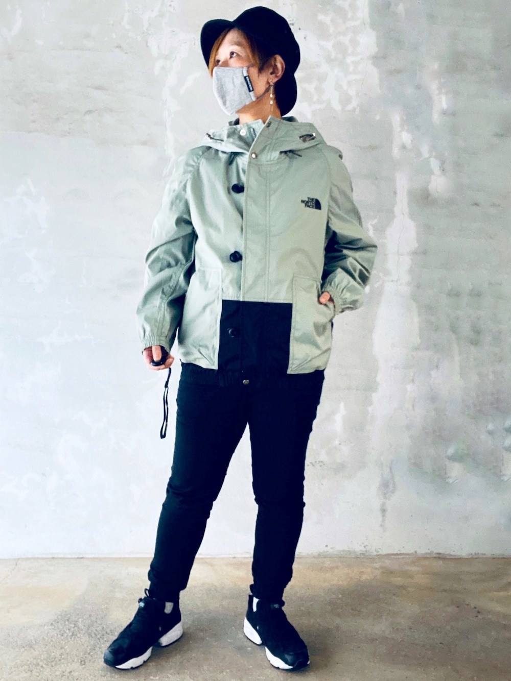 「秋冬コーデ、マウンテンパーカー、ザノースフェイス、バケットハット、アウトドアスタイル、モンキータイム、リーボック(Reebok)、ポンプフューリー、ブラック」｜「newhattanのNEW HATTAN/ニューハッタン バケットハット（ハット、ブラック系）」を使った、Tommyさん（レディース・160cm）の秋コーディネートの1枚目の写真
