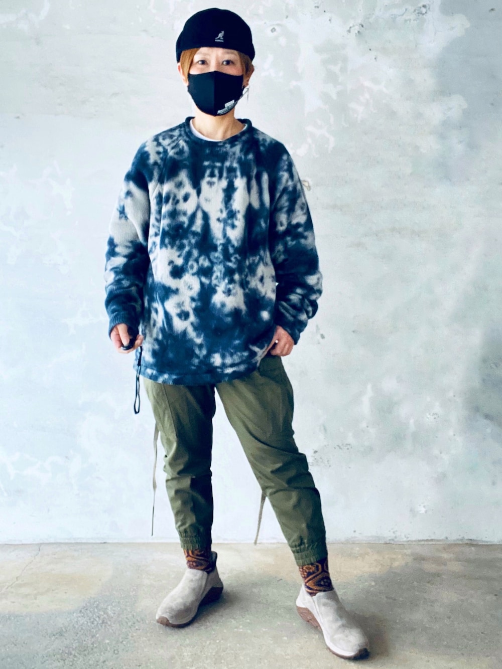 「秋冬コーデ、タイダイ柄、ニット、ナンバーナイン(NUMBER (N)INE)、カーゴパンツ、モンキータイム、ジャングルモック、メレル(MERRELL)」｜「KANGOLのカンゴール ハンチング トロピック ベントエア ベレー帽 KANGOL HUNTING TROPIC 504 VENTAIR（ハンチング/ベレー帽、ブラック系）」を使った、Tommyさん（レディース・160cm）の秋コーディネートの1枚目の写真
