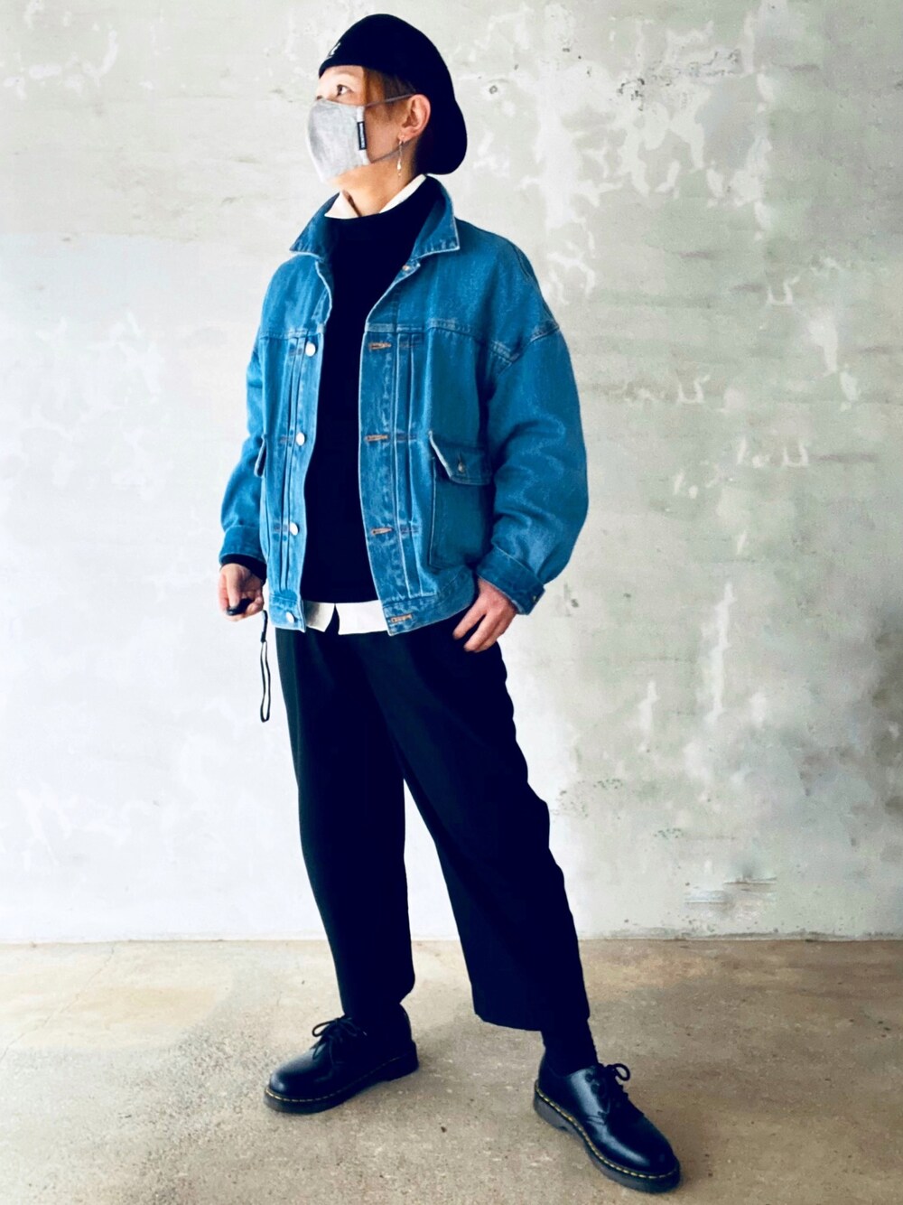 「年末WEAR感謝祭、秋冬コーデ、レイヤードスタイル、モード、カジュアル、デニムジャケット、タートルネック、タートルネックニット、ブラック」｜「KANGOLのカンゴール ハンチング トロピック ベントエア ベレー帽 KANGOL HUNTING TROPIC 504 VENTAIR（ハンチング/ベレー帽、ブラック系）」を使った、Tommyさん（レディース・160cm）の冬コーディネートの1枚目の写真