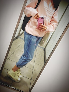 「adidas（アディダス）の【adicolor】オリジナルス パーカー[ORIGINALS 3FOIL HOODIE]（Hoodies、ピンク系）」を使った、牧野綾花(まっきー)さん（レディース・166cm）の春コーディネート