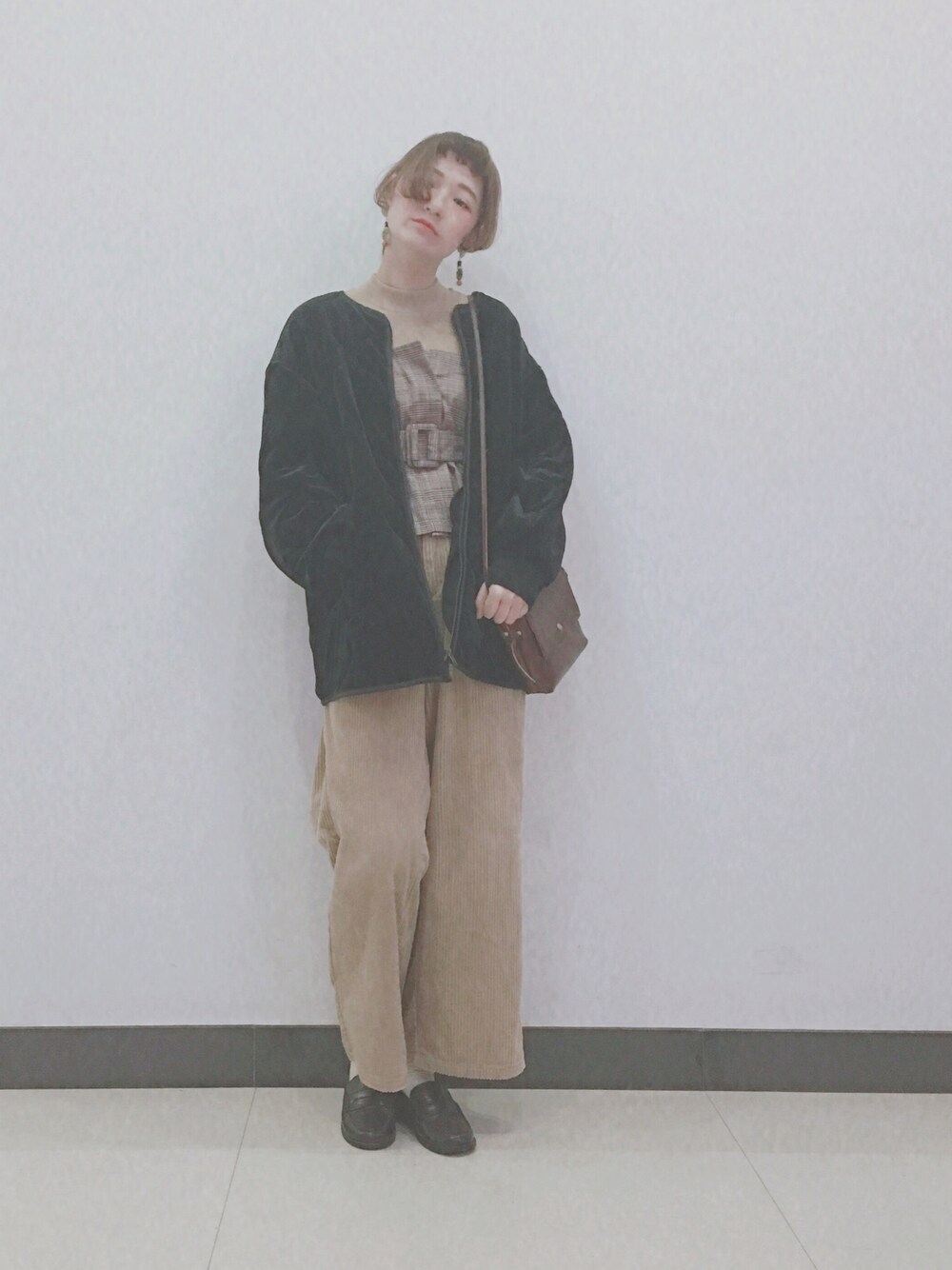 ブラウン系のその他トップス、ベージュ系のニット/セーター、ベージュ系のその他パンツを着用したレディースの秋コーディネートの1枚目の写真