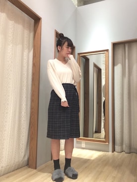 「白ニット」｜「アイテム（スカート、グレー系）」を使った、なかちゃんさん（レディース・170cm）の秋コーディネート