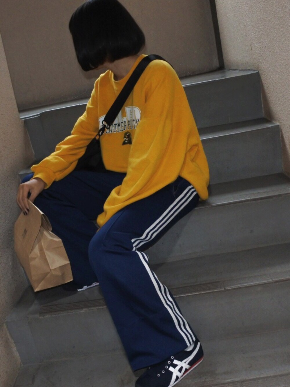 「ラクチンコーデ、ootd、スウェット、adidas、アディダス、古着、古着女子、used、オニツカタイガー、Onitsuka Tiger」｜「usedのアイテム（スウェット、イエロー系）」を使った、naginoさん（レディース・158cm）の秋コーディネートの1枚目の写真