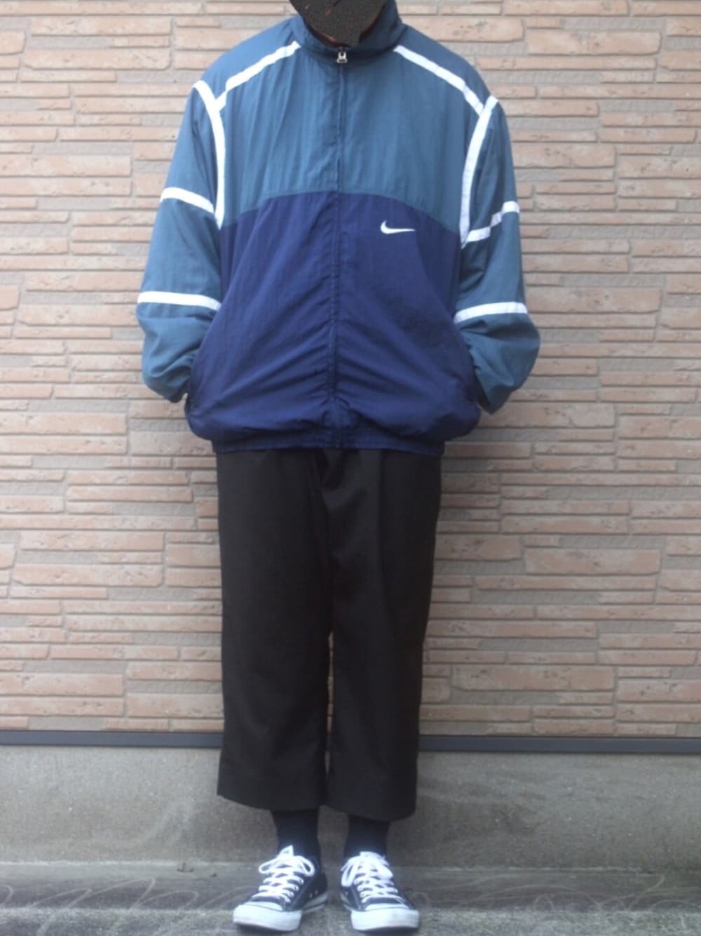 「古着、古着MIX、ナイロンジャケット、NIKE、LIDnM、converse」｜「NIKEのアイテム（ナイロンジャケット、ブルー系）」を使った、ぜっきーさん（メンズ・165cm）の秋コーディネートの1枚目の写真