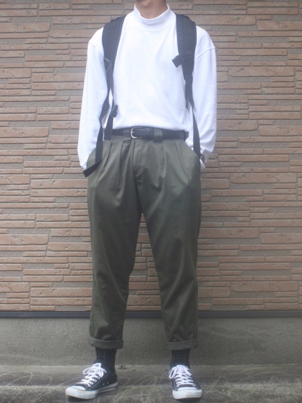 「UNIQLO、UNIQLOU、Dickies、converse、モックネック、タックイン、ツータック」｜「UNIQLOのアイテム（スウェット、ホワイト系）」を使った、ぜっきーさん（メンズ・165cm）の秋コーディネートの1枚目の写真