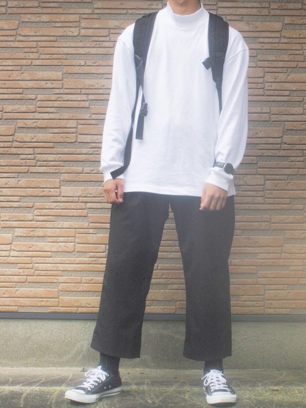 「シンプル、UNIQLO、UNIQLOU、converse、Manhattan Portage、ビックシルエット、スウエット、ワイドパンツ」｜「UNIQLOのアイテム（スウェット、ホワイト系）」を使った、ぜっきーさん（メンズ・165cm）の秋コーディネートの1枚目の写真