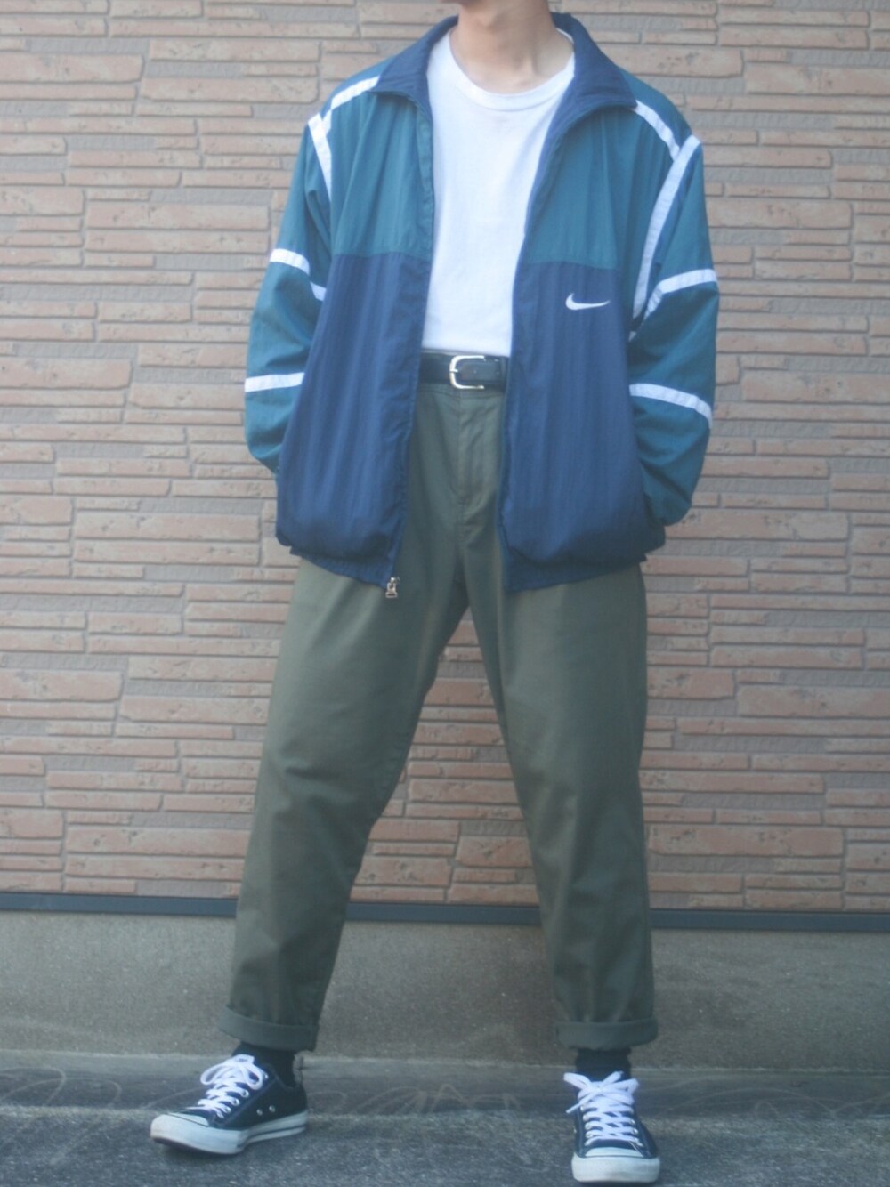 「秋コーデ、ナイロンジャケット、タックイン、NIKE、Dickies、converse、ライトアウター、おしゃれさんと繋がりたい」｜「HANESの【Hanes】 ジャパンフィットクルーネック2P(2枚組)（Tシャツ/カットソー、ホワイト系）」を使った、ぜっきーさん（メンズ・165cm）の秋コーディネートの1枚目の写真