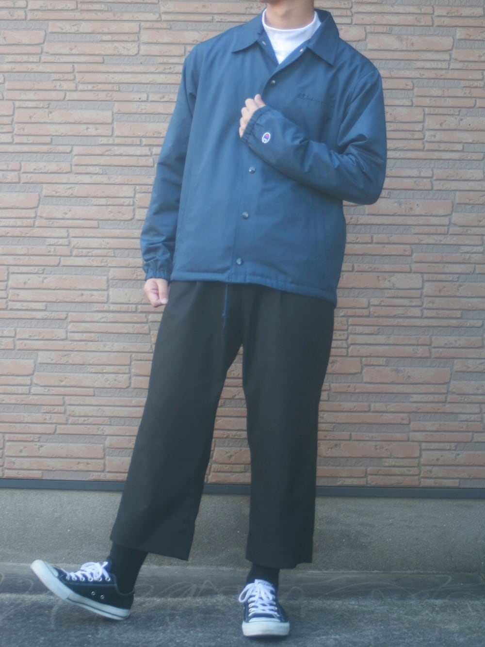 「秋のコーデ、シンプル、コーチジャケット、モックネック、ワイドパンツ、スウェット、nikoand…、Champion、LIDnM、converse」｜「niko and...のChampion/ コーチジャケット（その他アウター、ブルー系）」を使った、ぜっきーさん（メンズ・165cm）の秋コーディネートの1枚目の写真