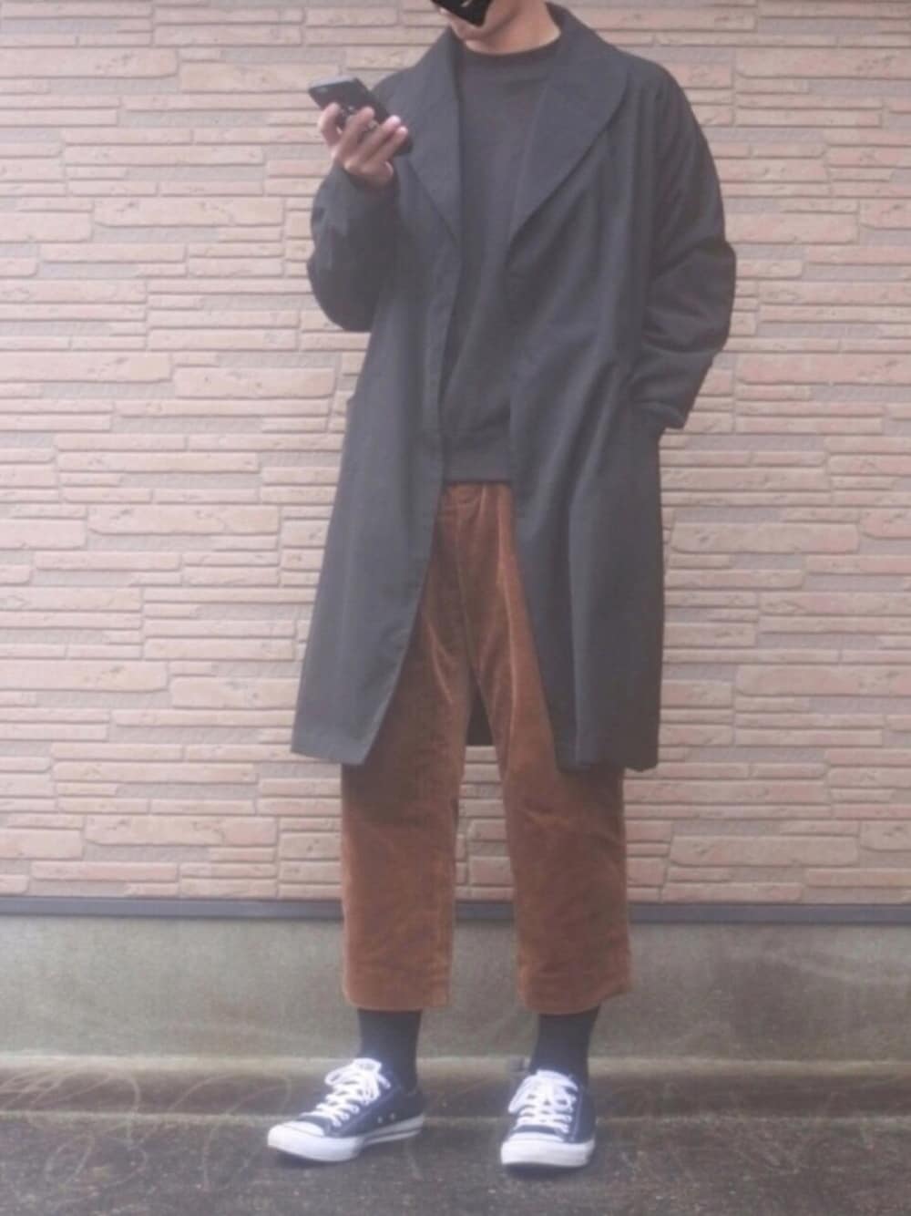「UNIQLOU、スウェット、GLOBAL WORK、コーデュロイパンツ、SEVENDAYS＝SUNDAY、ﾏｯｷｰﾉｺｰﾄ、converse」｜「SEVENDAYS=SUNDAYのストレッチポプリン マッキーノコート（ダウンジャケット/コート、ブラック系）」を使った、ぜっきーさん（メンズ・165cm）の秋コーディネートの1枚目の写真