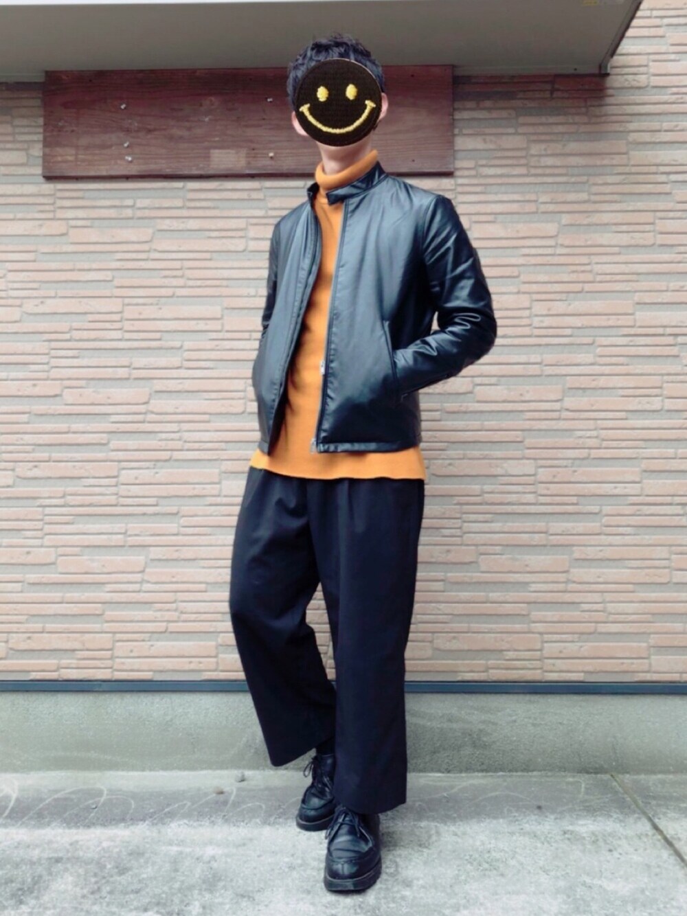 「春、ライダース、ハイネック、ワイドパンツ、UNIQLO、UNITED TOKYO、LIDnM、KLEMAN」｜「UNIQLOのネオレザーシングルライダースジャケット（ブルゾン、ブラック系）」を使った、ぜっきーさん（メンズ・165cm）の春コーディネートの1枚目の写真