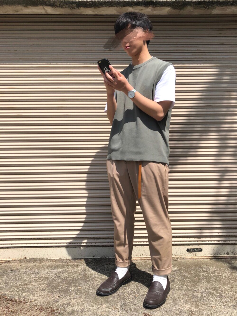 「肌ウーノ、シンプルコーデ、PR、ニットベスト、ナローベルト、SENSEOFPLACE、テーパードパンツ、ローファー、GLOBAL WORK」｜「SENSE OF PLACE by URBAN RESEARCHのニットベスト（ベスト、グリーン系）」を使った、ぜっきーさん（メンズ・165cm）の春コーディネートの1枚目の写真