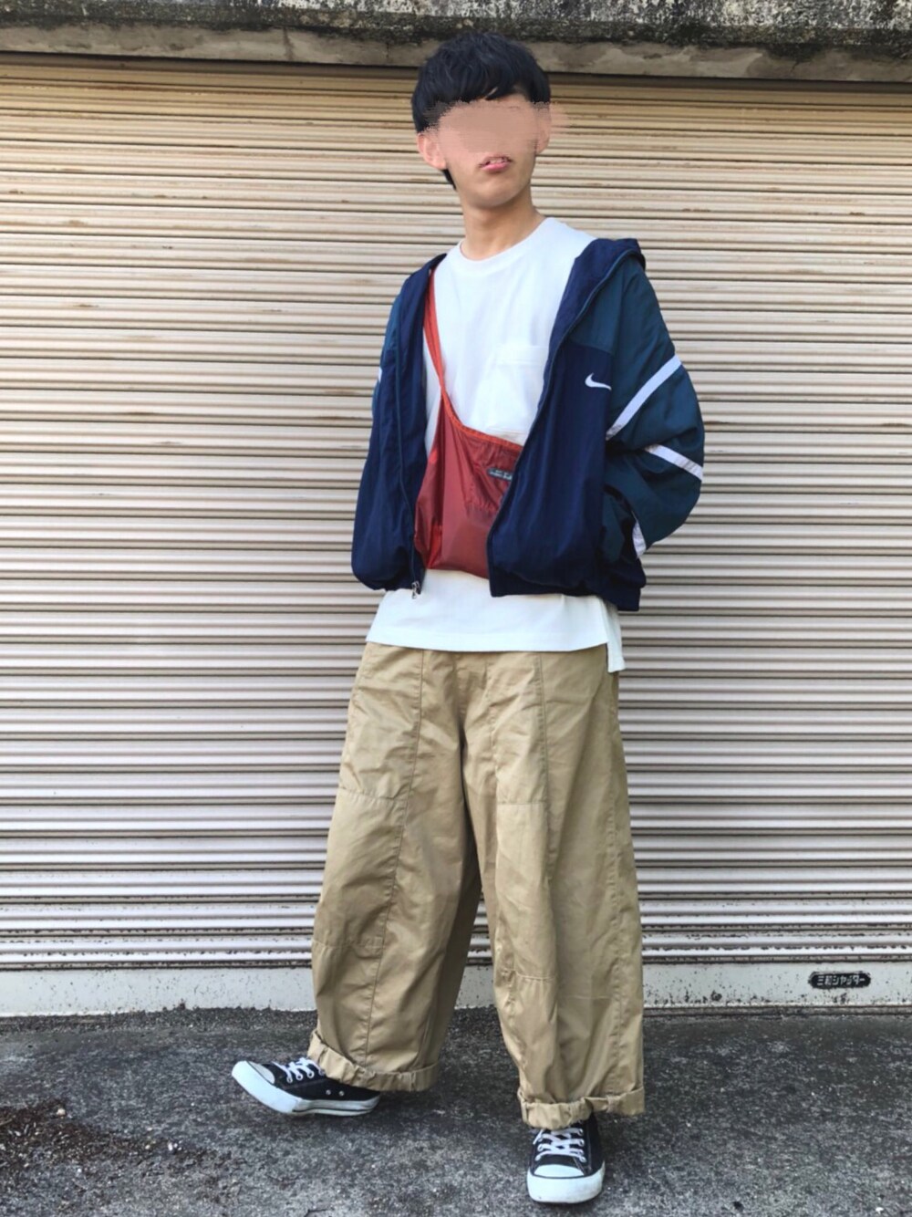 「シンプル、古着MIX、ナイロンジャケット、NIKE、ヒザデルパンツ、NEEDLES、サコッシュ、converse、抜き襟、おしゃれさんと繋がりたい」｜「NIKEのアイテム（ナイロンジャケット、ブルー系）」を使った、ぜっきーさん（メンズ・166cm）の春コーディネートの1枚目の写真