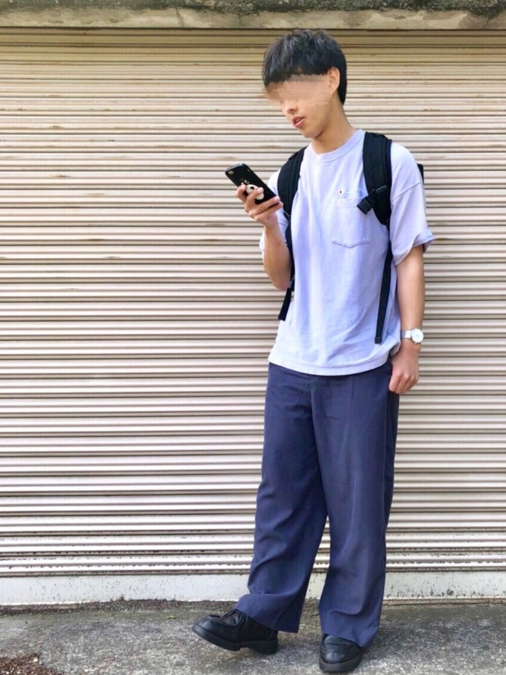 パープル系のTシャツ/カットソー、ブルー系のスラックス、ブラック系のその他シューズを着用したメンズの春コーディネートの1枚目の写真