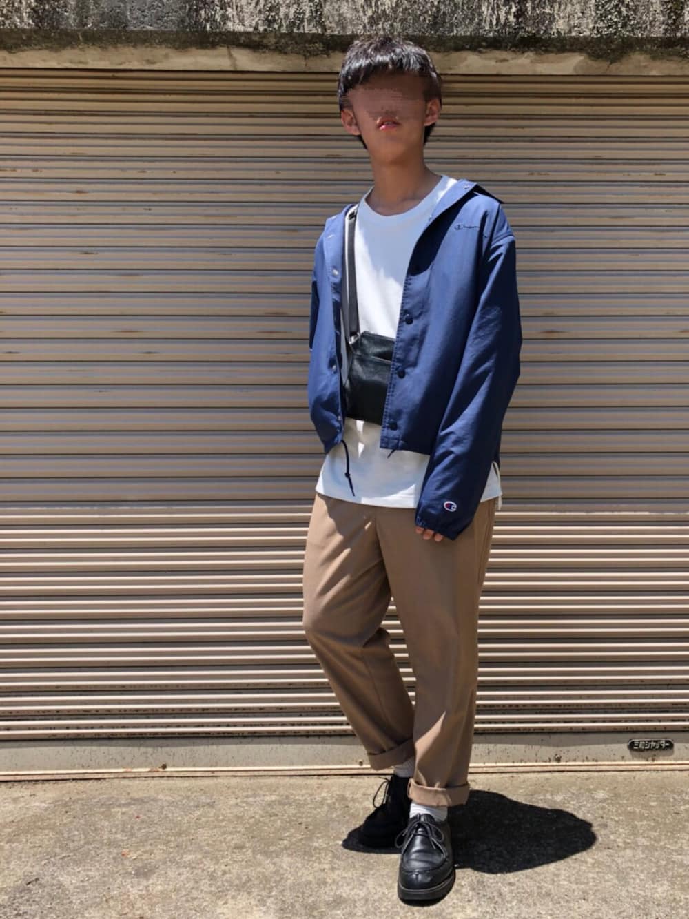 「きれいめカジュアル、コーチジャケット、無地T、テーパードパンツ、Champion、GLOBAL WORK、niko and ...、爽やかコーデ、白Tシャツ、オーバーサイズ」｜「niko and...のChampion/ コーチジャケット（その他アウター、ブルー系）」を使った、ぜっきーさん（メンズ・166cm）の春コーディネートの1枚目の写真